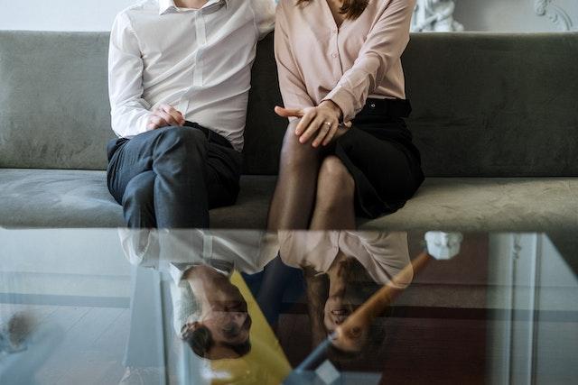 美國一名女校長與體育老師爆出不倫戀，且內情越滾越不堪。（示意圖，翻攝自pexels）