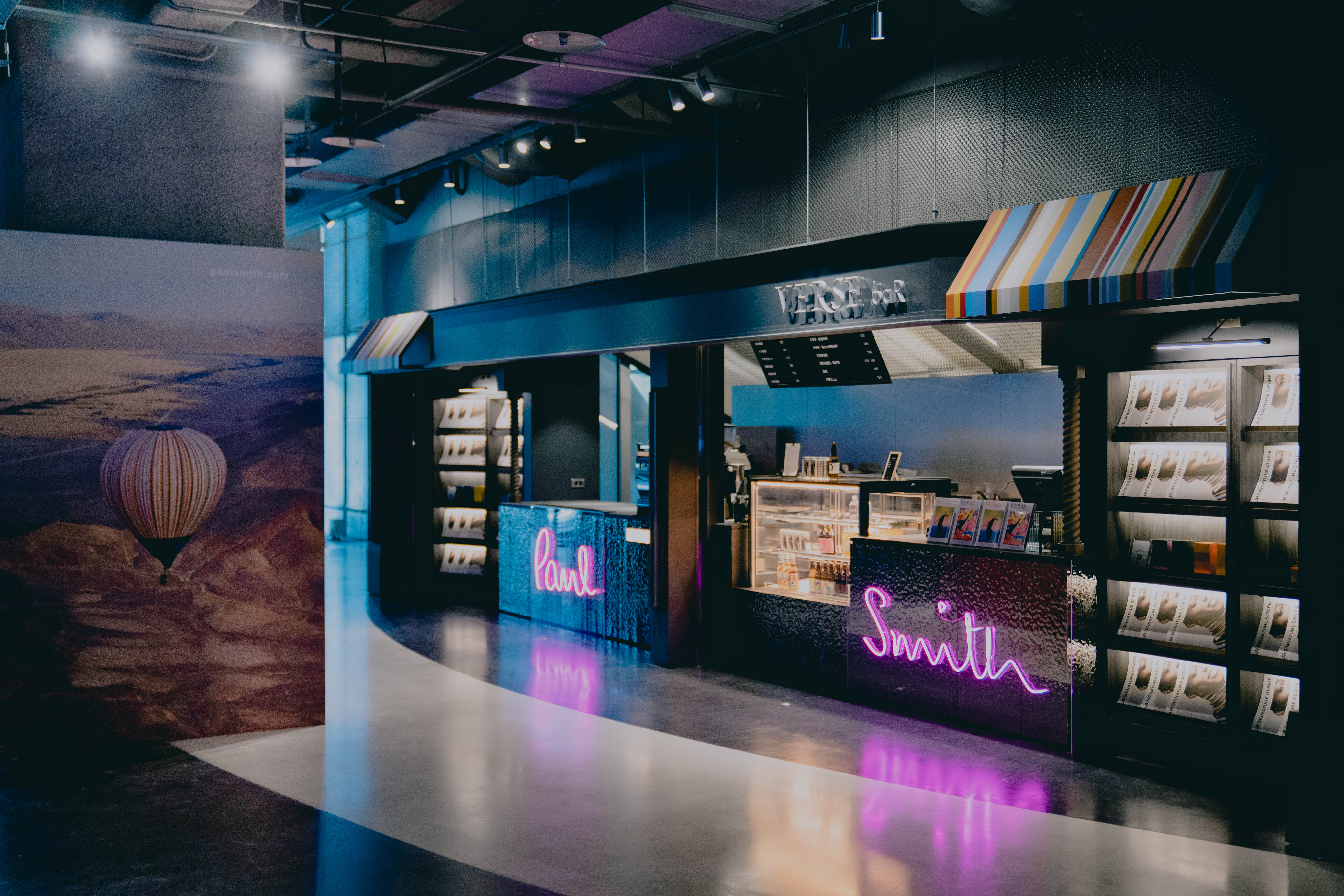 期間限定一個月的Paul Smith X VERSE baR Stripe Café開在台北表演藝術中心。（藍鐘提供）