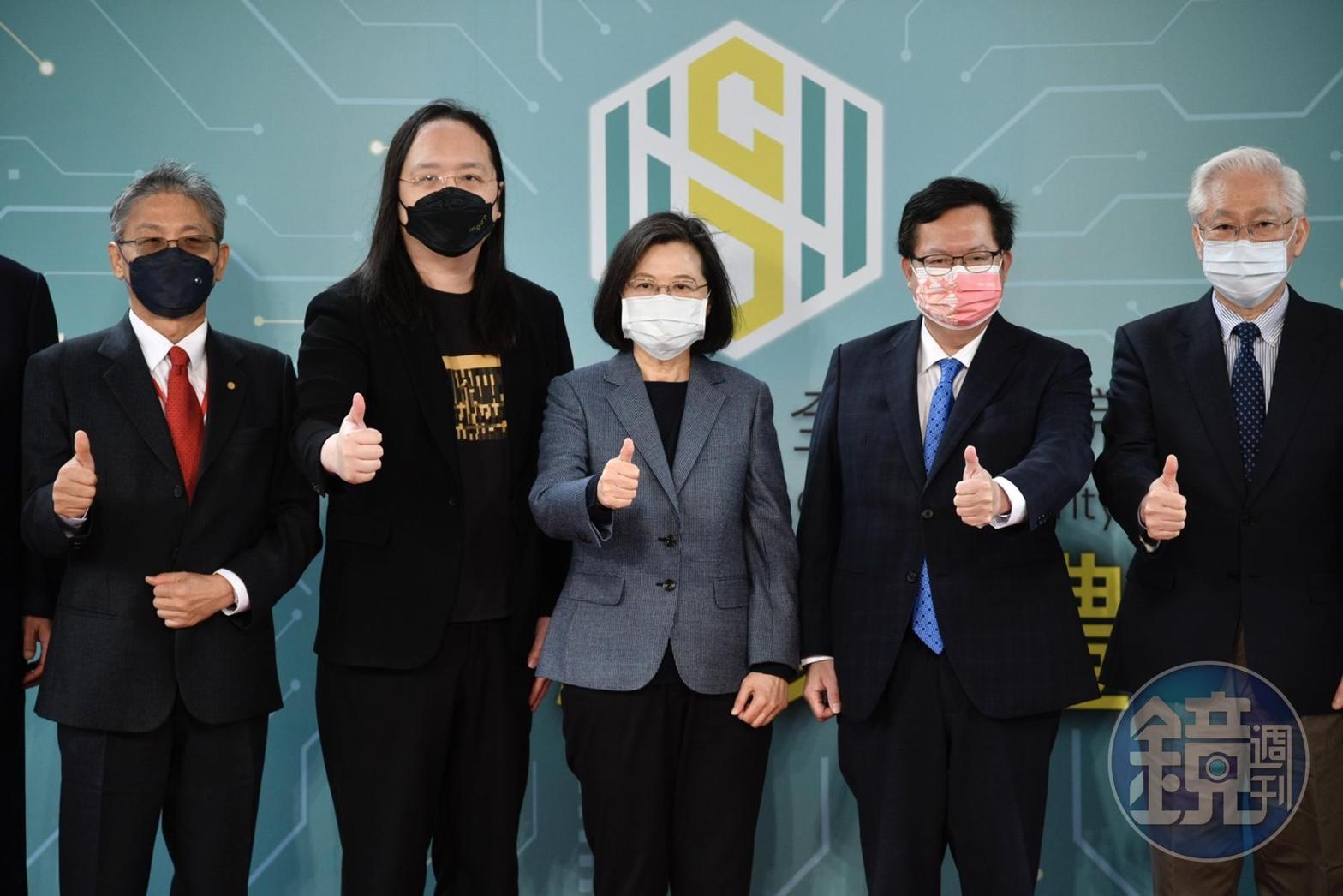 鄭文燦(右二)今陪同蔡英文(中)出席數位發展部舉行的「國家資通安全研究院揭牌典禮」,提及近日個資外洩事件。
