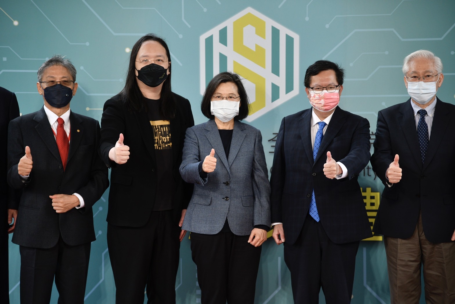 鄭文燦（右二）今陪同蔡英文（中）出席數位發展部舉行的「國家資通安全研究院揭牌典禮」，提及近日個資外洩事件。