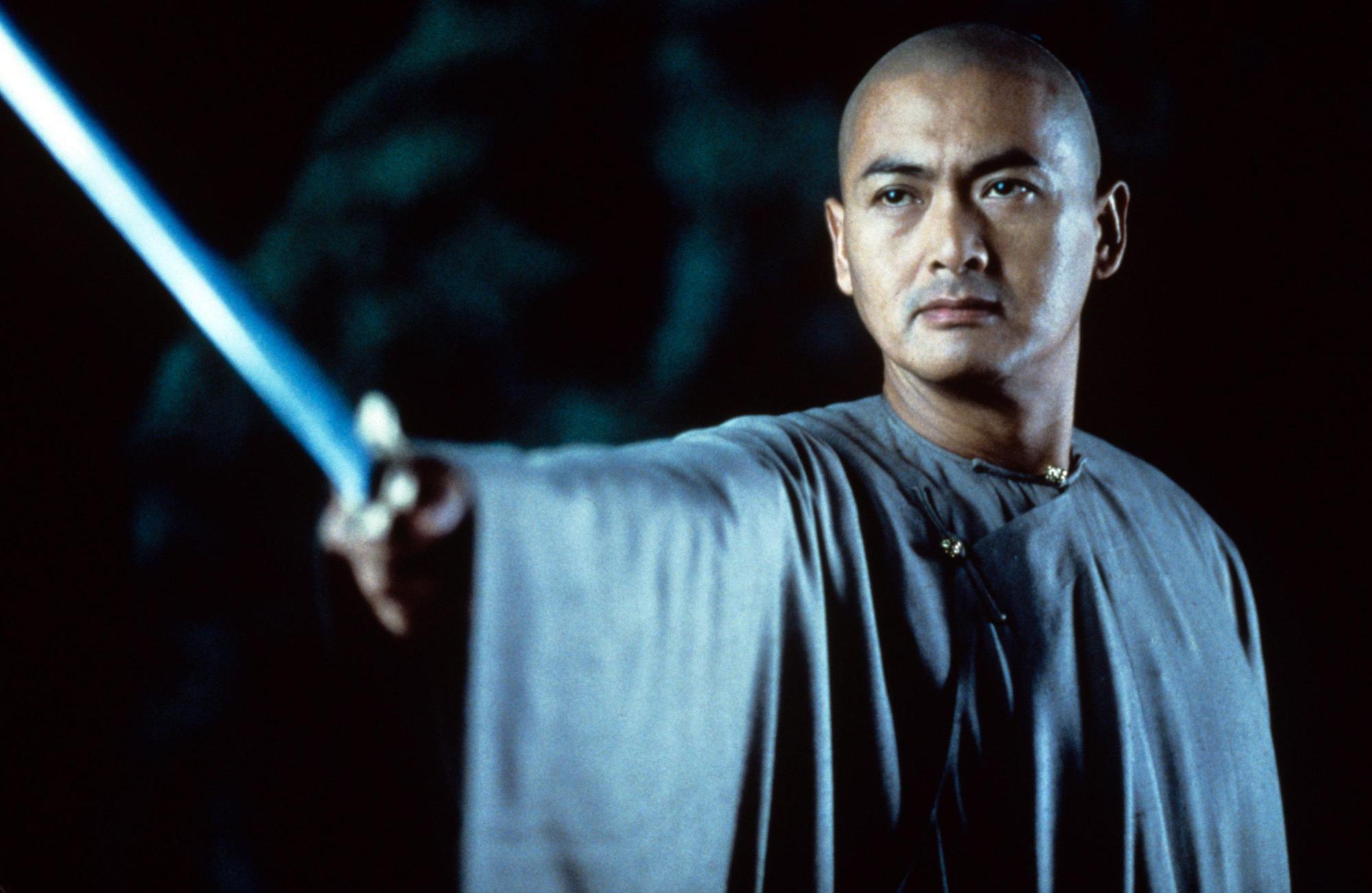 周潤發在《臥虎藏龍》放下以往吳宇森電影雙槍的形象,剃頭還拿起寶劍,感覺一新耳目。(索尼影業提供)