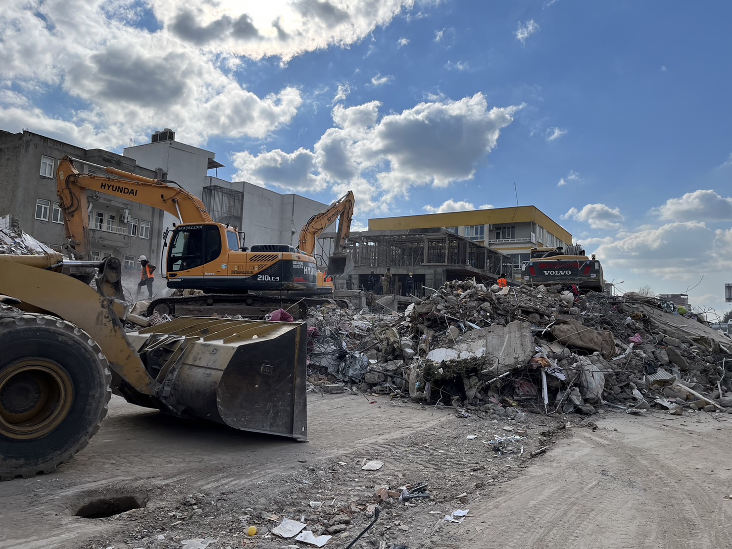 土耳其政府出動重機具在災區開挖，盼用分秒必爭的方式拯救更多生命。（消防署提供）