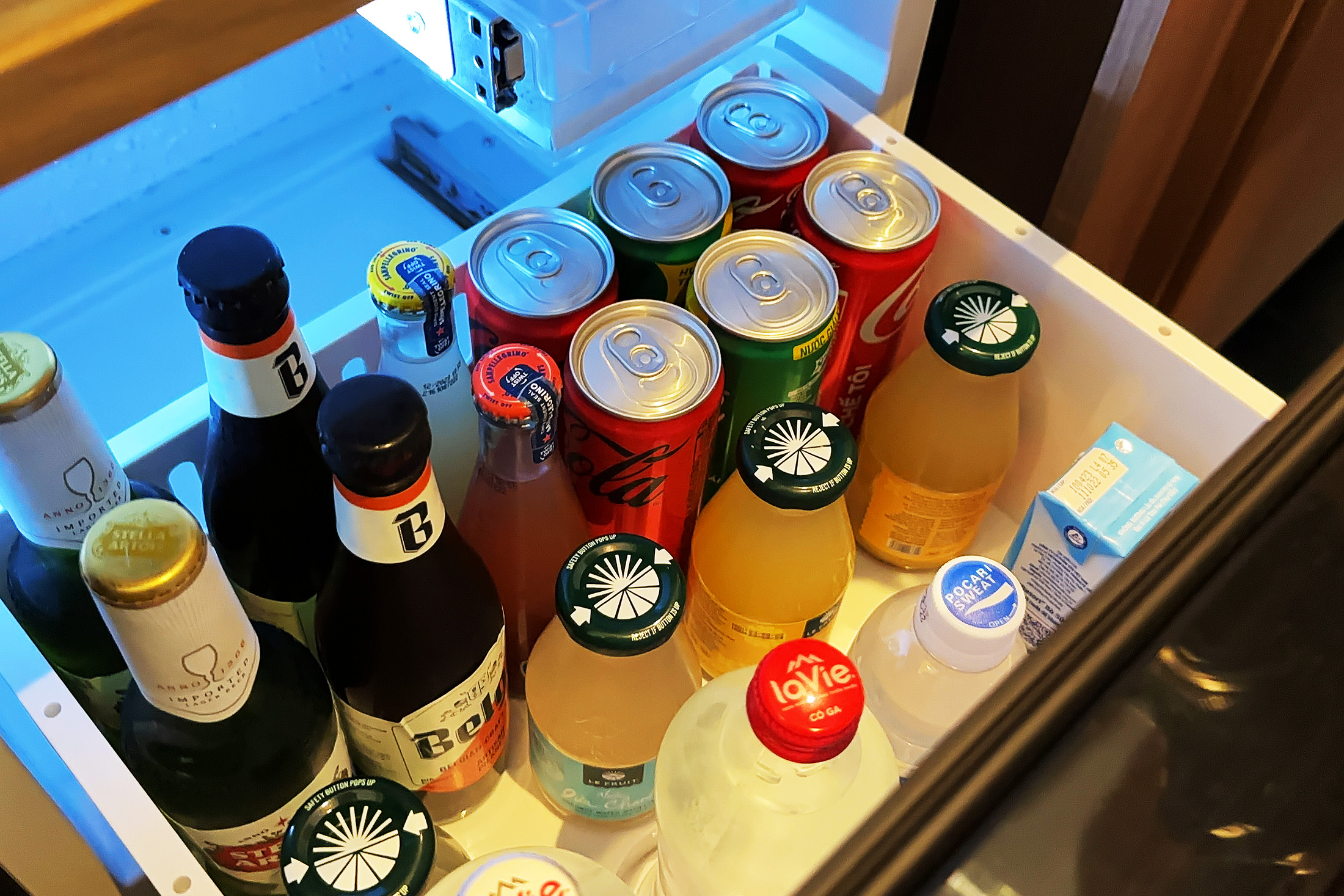 客房內的Mini吧每天都會重新補滿。（童心怡攝）