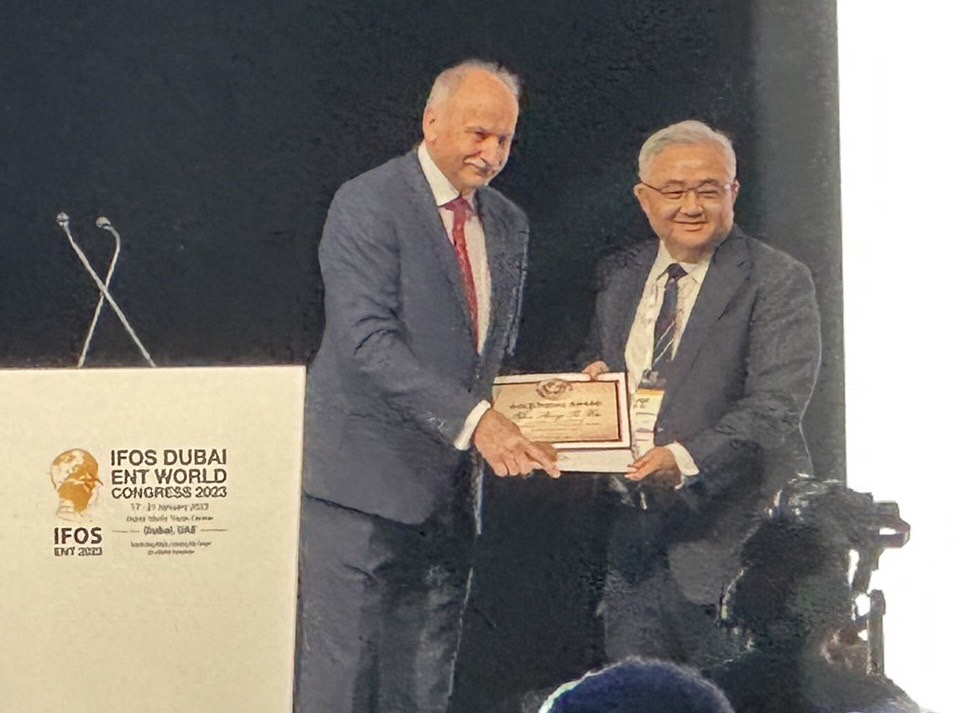 侯勝博上月榮獲世界耳鼻喉科金牌獎，不但是台灣首例，也是亞洲第一位獲此殊榮的醫師。（侯勝博提供）