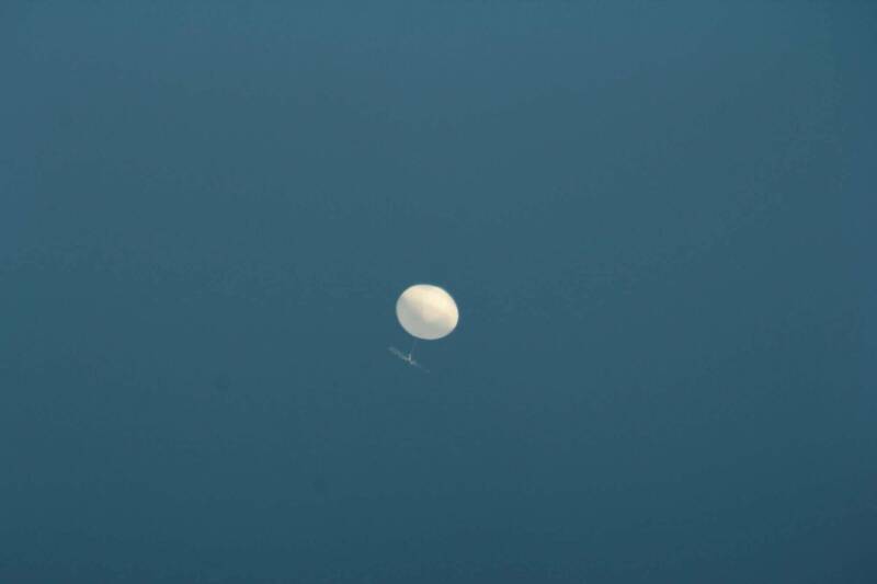 前中央氣象局局長鄭明典曾在臉書PO出一張氣球照，如今被懷疑可能是中共間諜氣球。圖非本次事件氣球。（翻攝自鄭明典臉書）