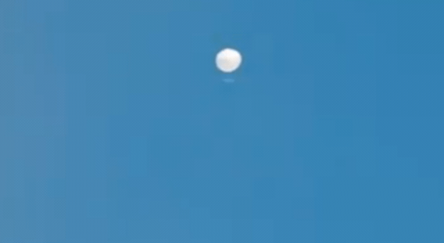 中央氣象局鄭明典今日曝光2021年12月在合歡山拍到的氣球影片。（翻攝自鄭明典臉書）