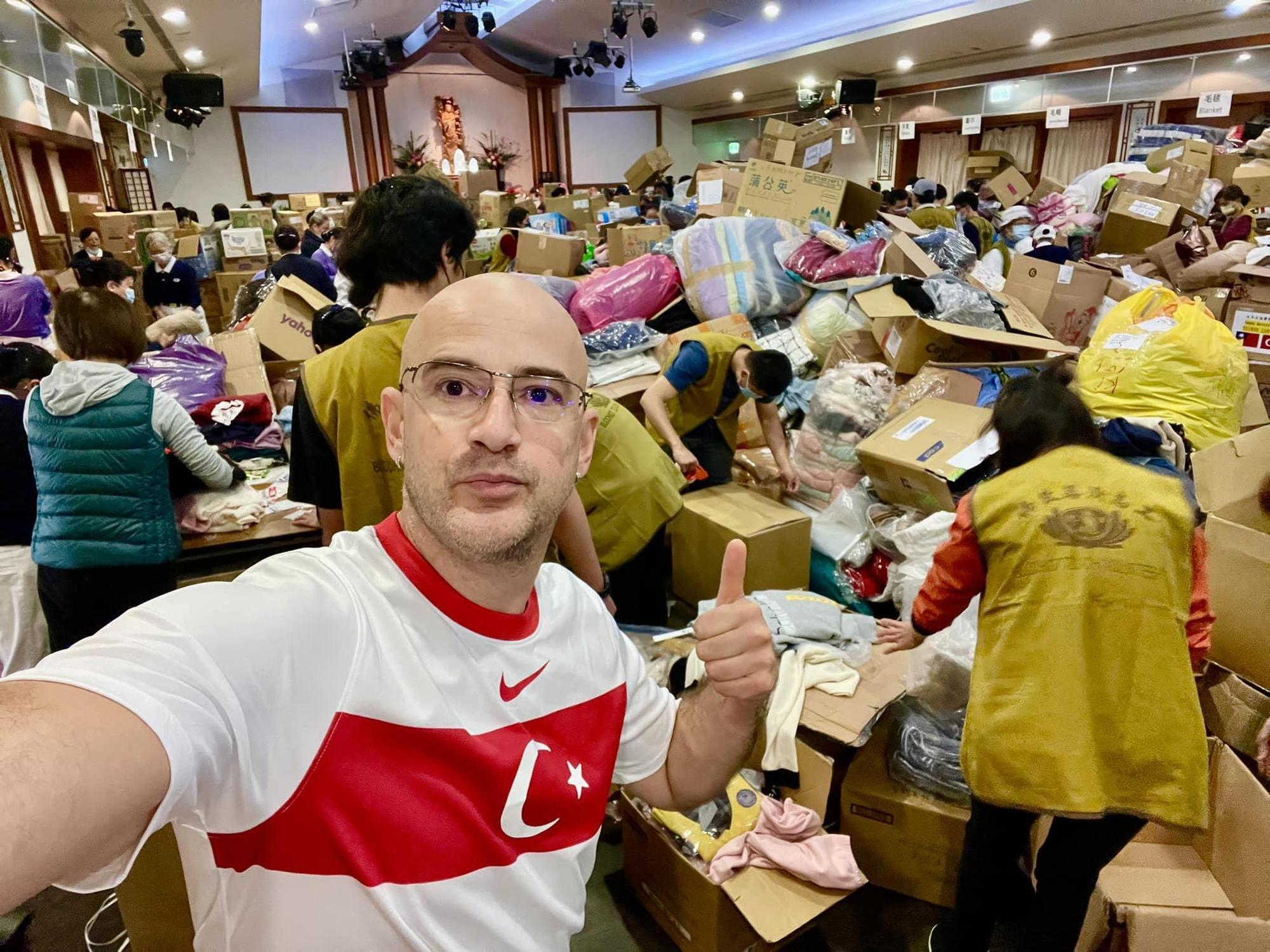 土耳其駐台辦事處和慈濟合作舉辦土耳其地震賑災捐贈物資行動,藝人吳鳳造訪時目擊源源不絕物資湧進倉庫。(翻攝吳鳳Rifat臉書)