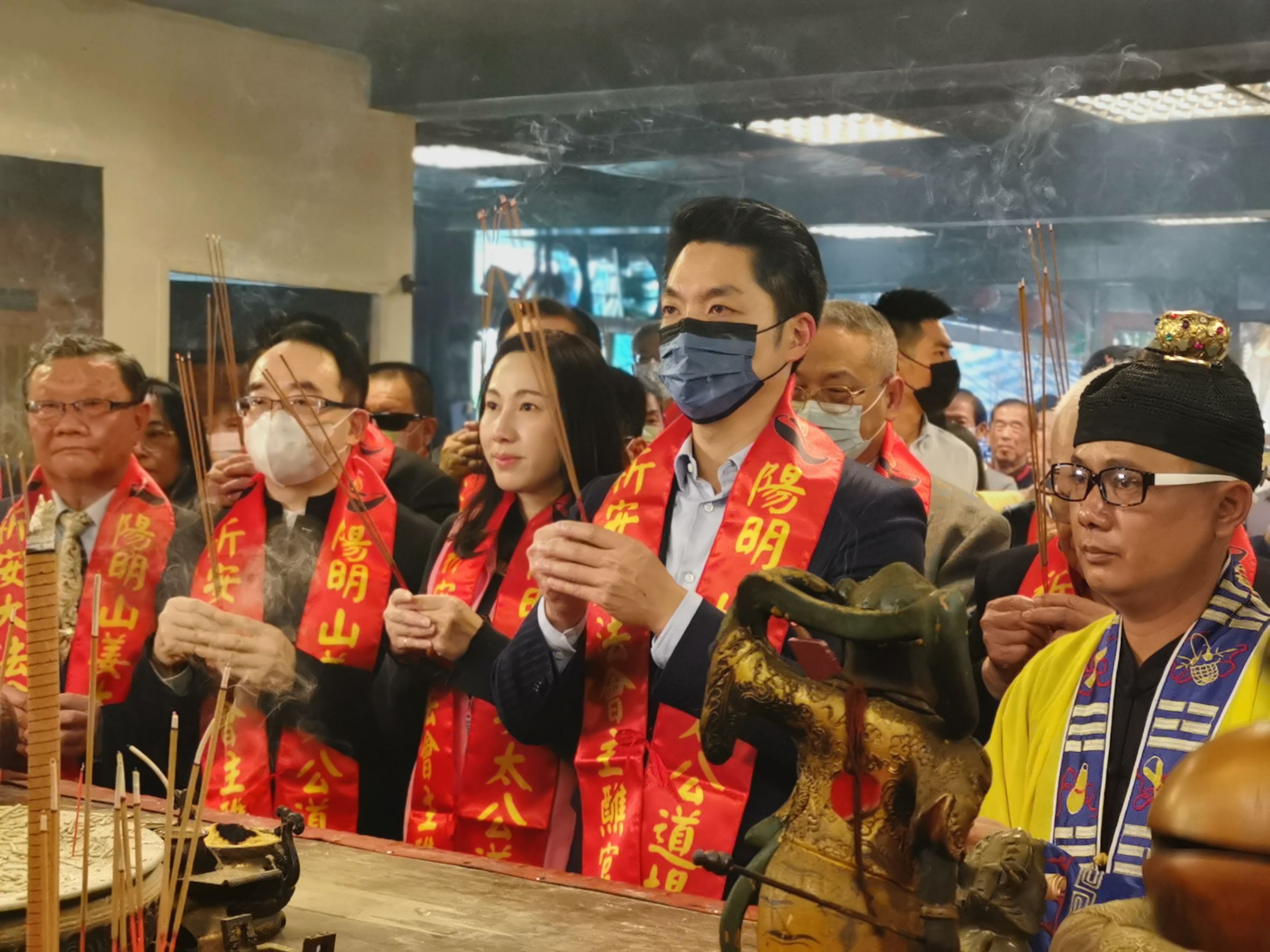 台北市長蔣萬安選前曾由競選團隊代點七星燈祈福勝選，今（11日）親赴陽明山姜太公道場還願謝神。（姜太公道場提供）