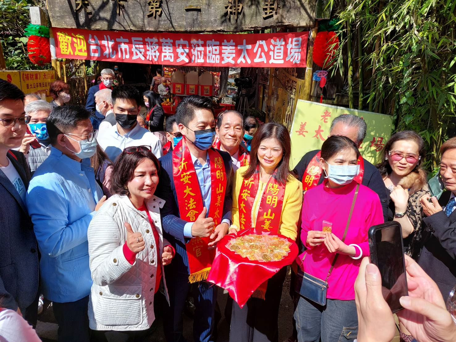 蔣萬安在姜太公道場發送魚幣錢母，許多民眾紛紛上前等候領取。（姜太公道場提供）