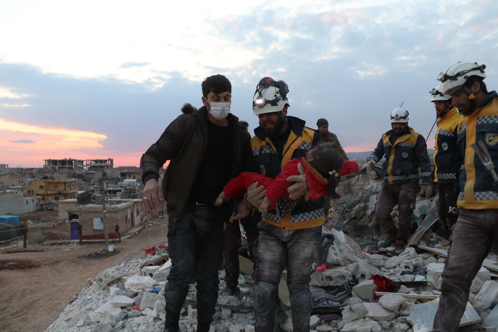 「白頭盔」10日晚間，在詹德列斯區（Jenderes）發現一具兒童遺體。（翻攝自推特@SyriaCivilDef）