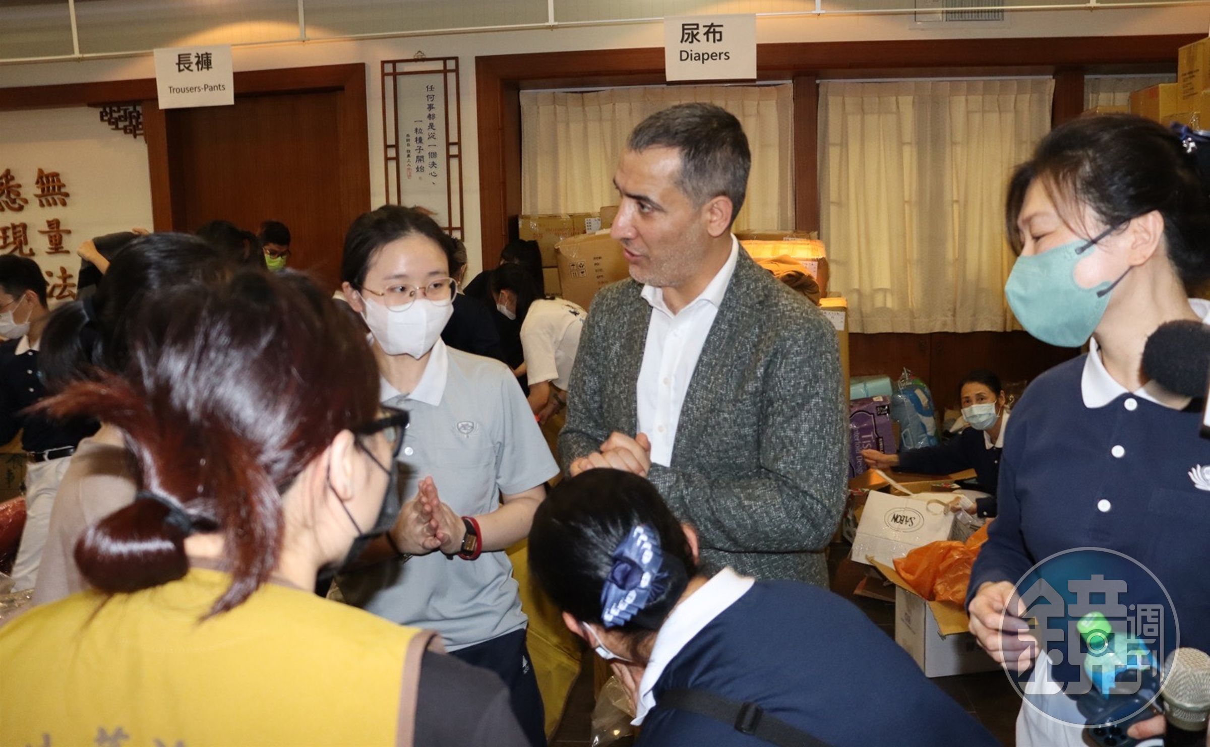 土耳其駐台商務辦事處商務代表貝定可（Muhammed BERDIBEK）向所有幫忙整理捐贈物資的志工團隊表達感謝之意。（慈濟基金會提供）