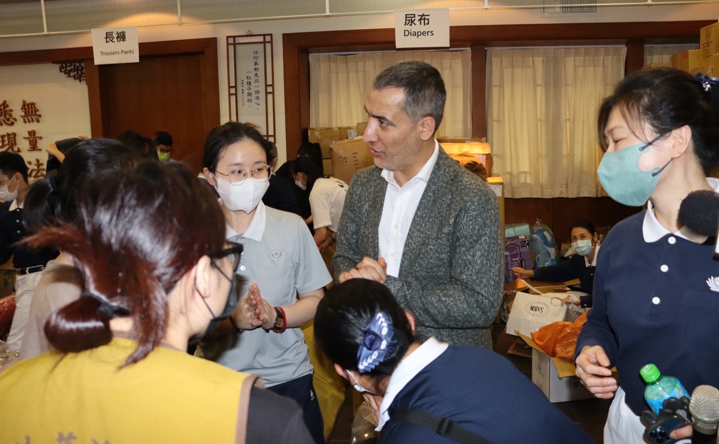 土耳其駐台商務辦事處商務代表貝定可（Muhammed BERDIBEK）向所有幫忙整理捐贈物資的志工團隊表達感謝之意。（慈濟基金會提供）