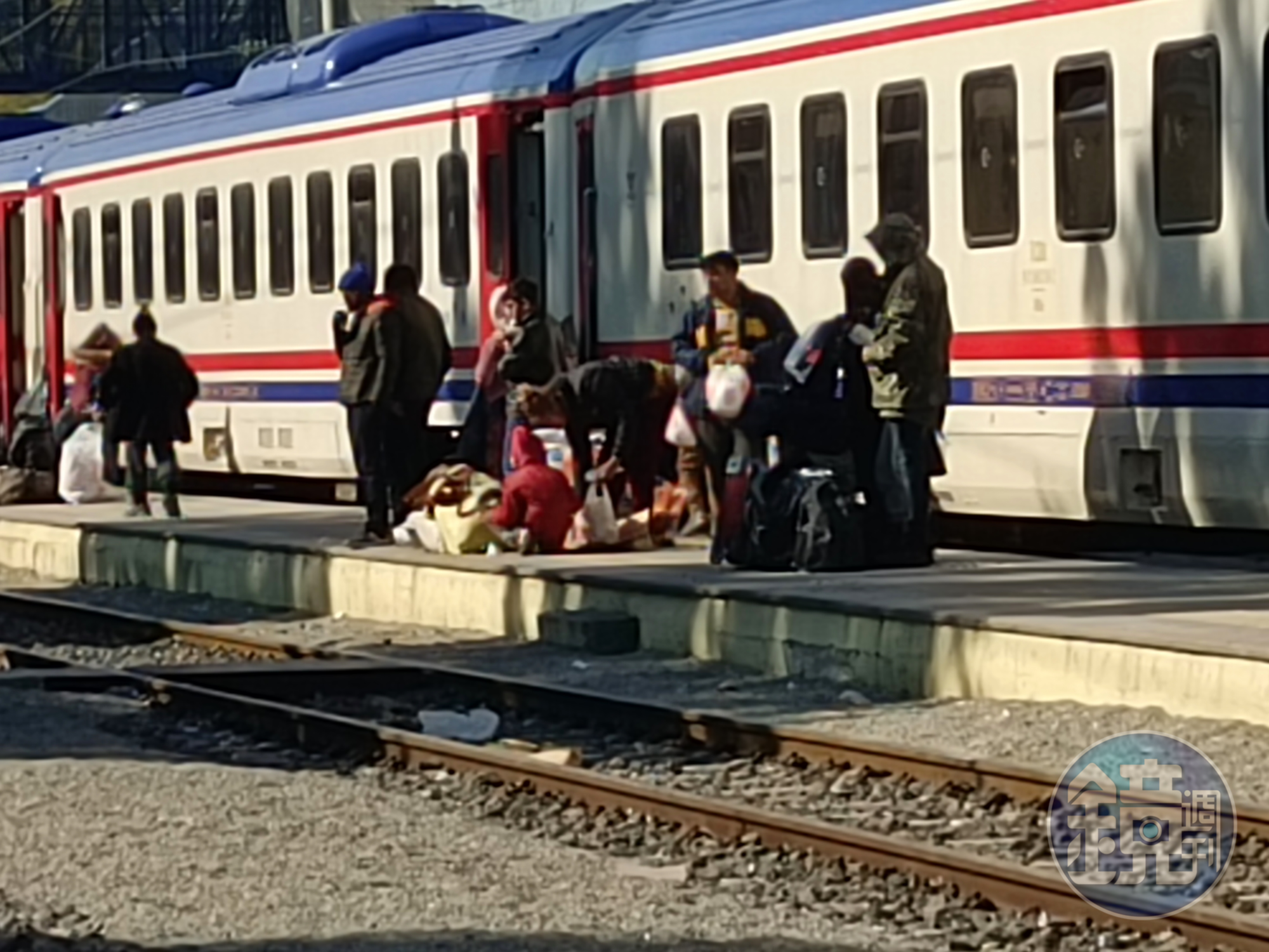 災民帶著簡單家當暫時棲身火車站。