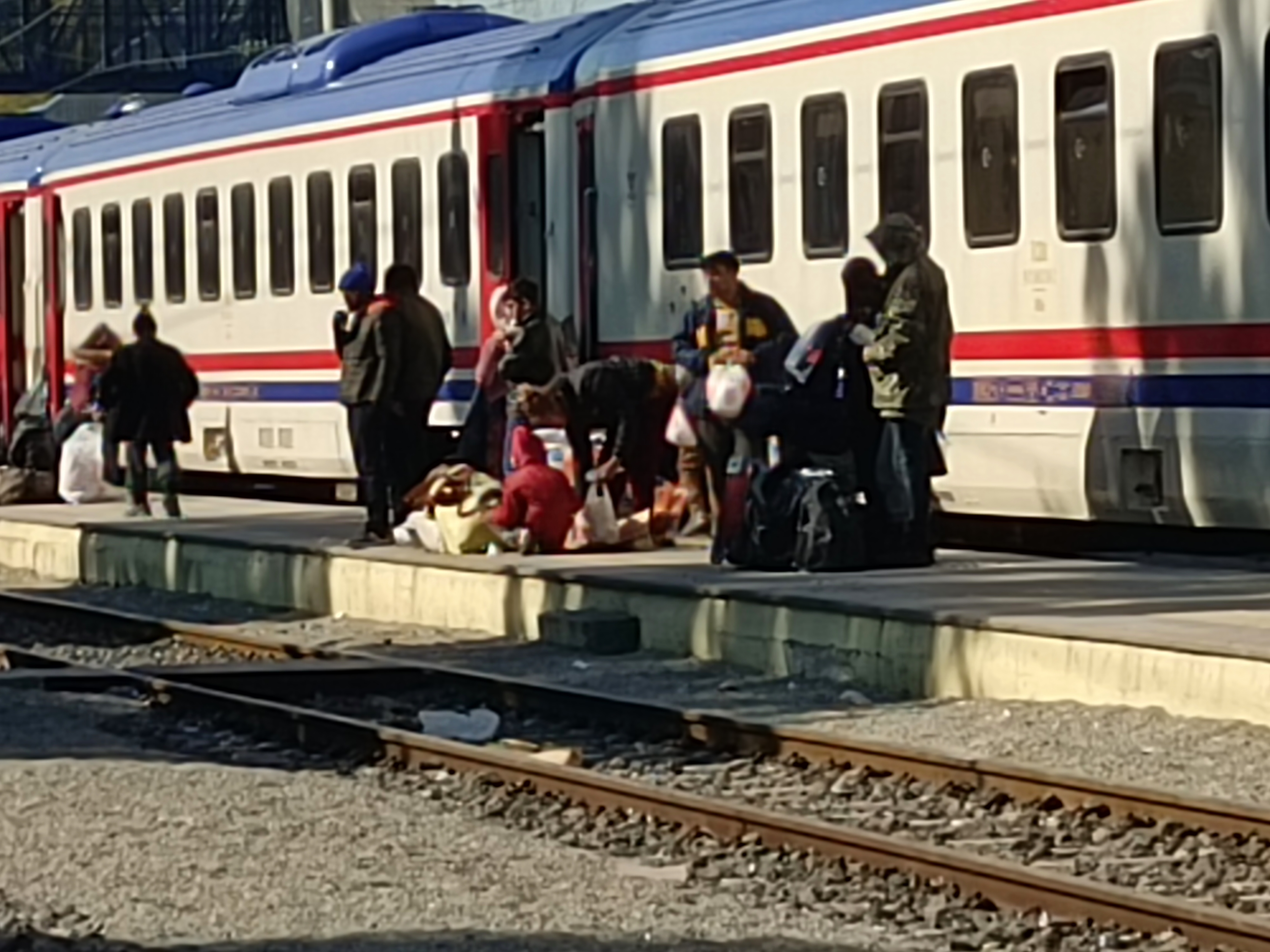 災民帶著簡單家當暫時棲身火車站。