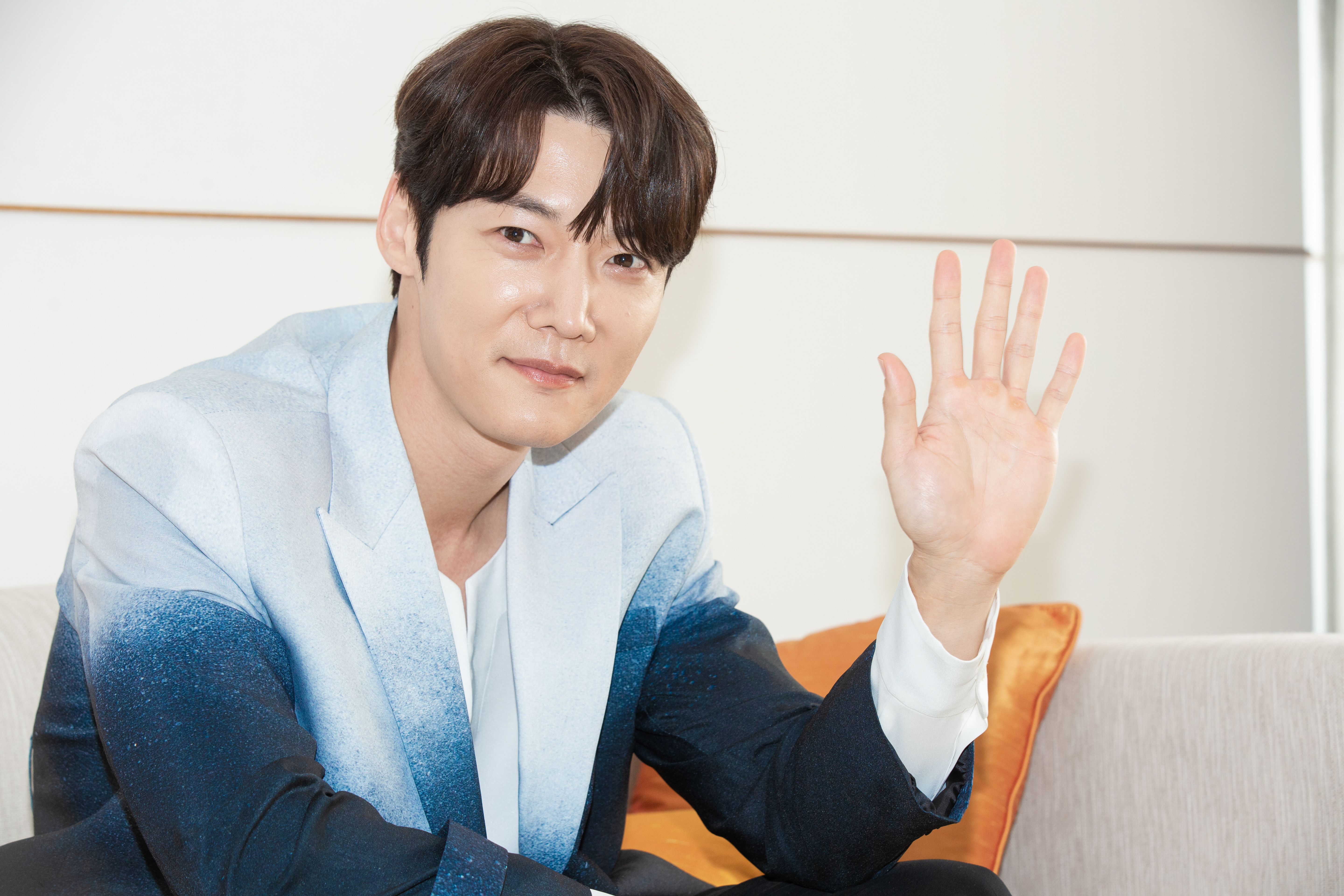 崔振赫疫情後首度出國就來台灣,見到媒體開心問好:「人好多啊!」