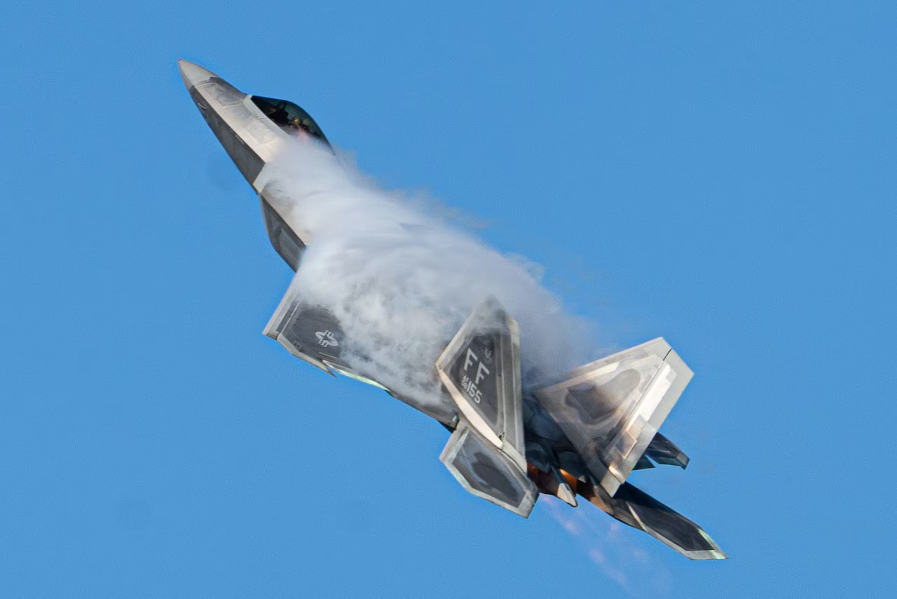 美國再出動F-22戰機，於加拿大領空擊落不明飛行物。（翻攝自U.S. Department of Defense官網）