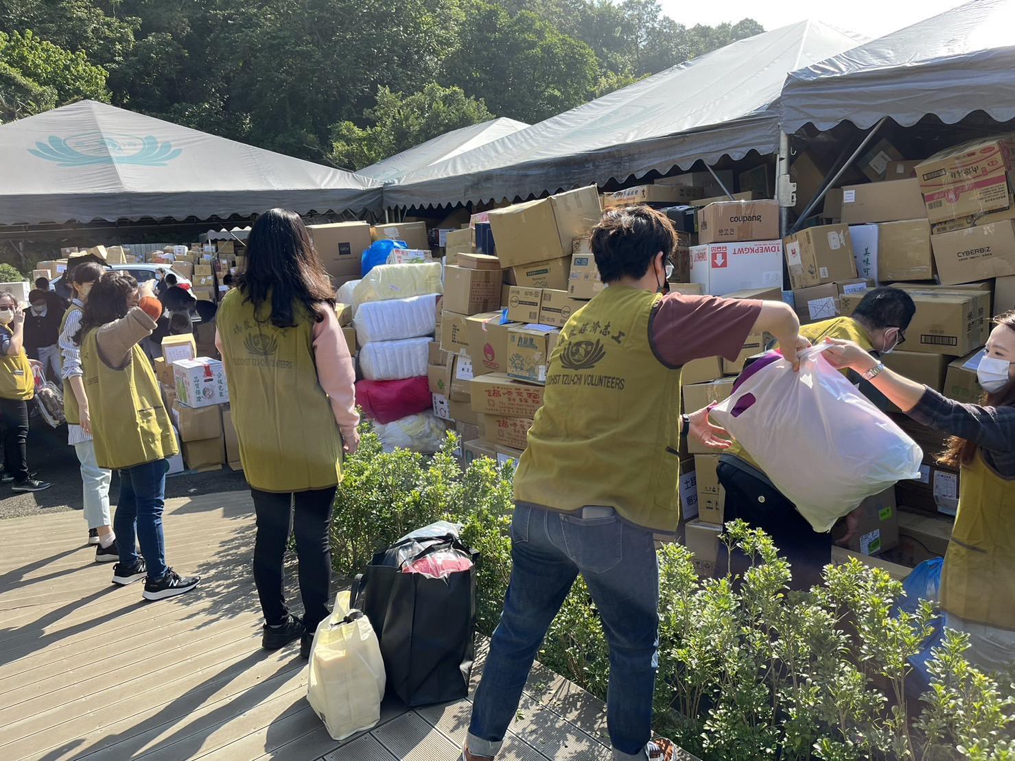 慈濟內湖聯絡處收到大量民眾愛心物資,更有許多民眾編組志工團隊投入整理。(慈濟基金會提供)