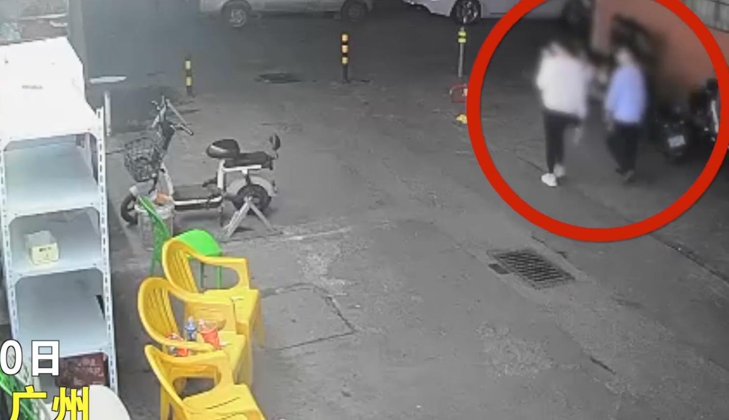 從監視器畫面可見，男童一路尾隨被害女子，並趁機對她「襲胸」。（翻攝微博）