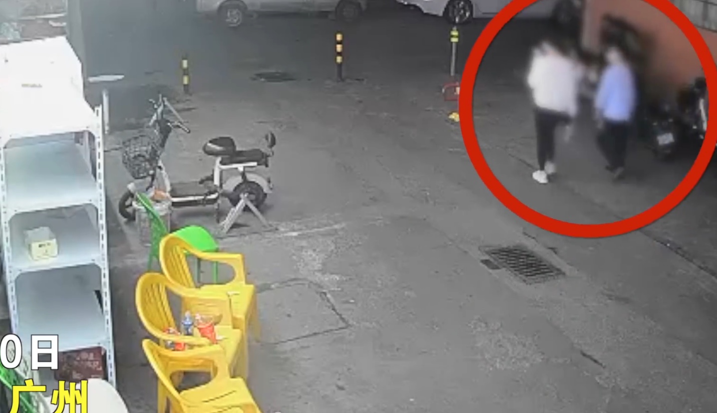從監視器畫面可見,男童一路尾隨被害女子,並趁機對她「襲胸」。(翻攝微博)