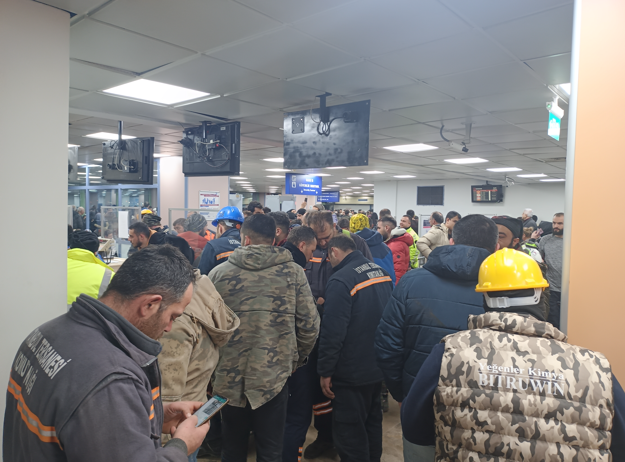 阿達納機場內塞滿要離開的救災人員及居民。