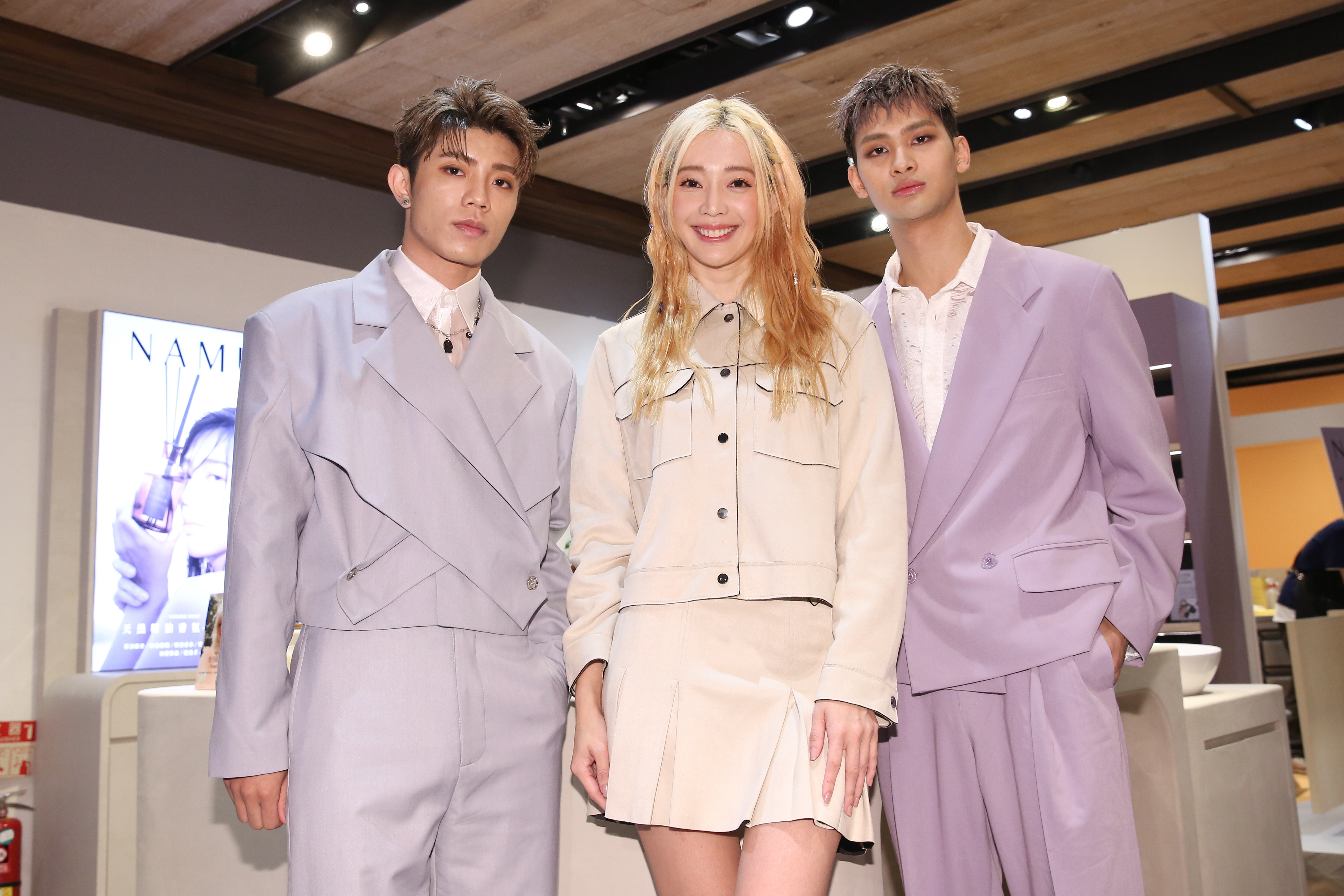 王心恬自稱是「量子阿姨」，特地找《原子少年》出道的FEniX團員陳峻廷與夏浦洋擔任一日店長。