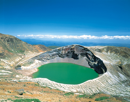 御釜是日本宮城縣藏王町和川崎町交界處的一個火山湖。（星宇航空提供）