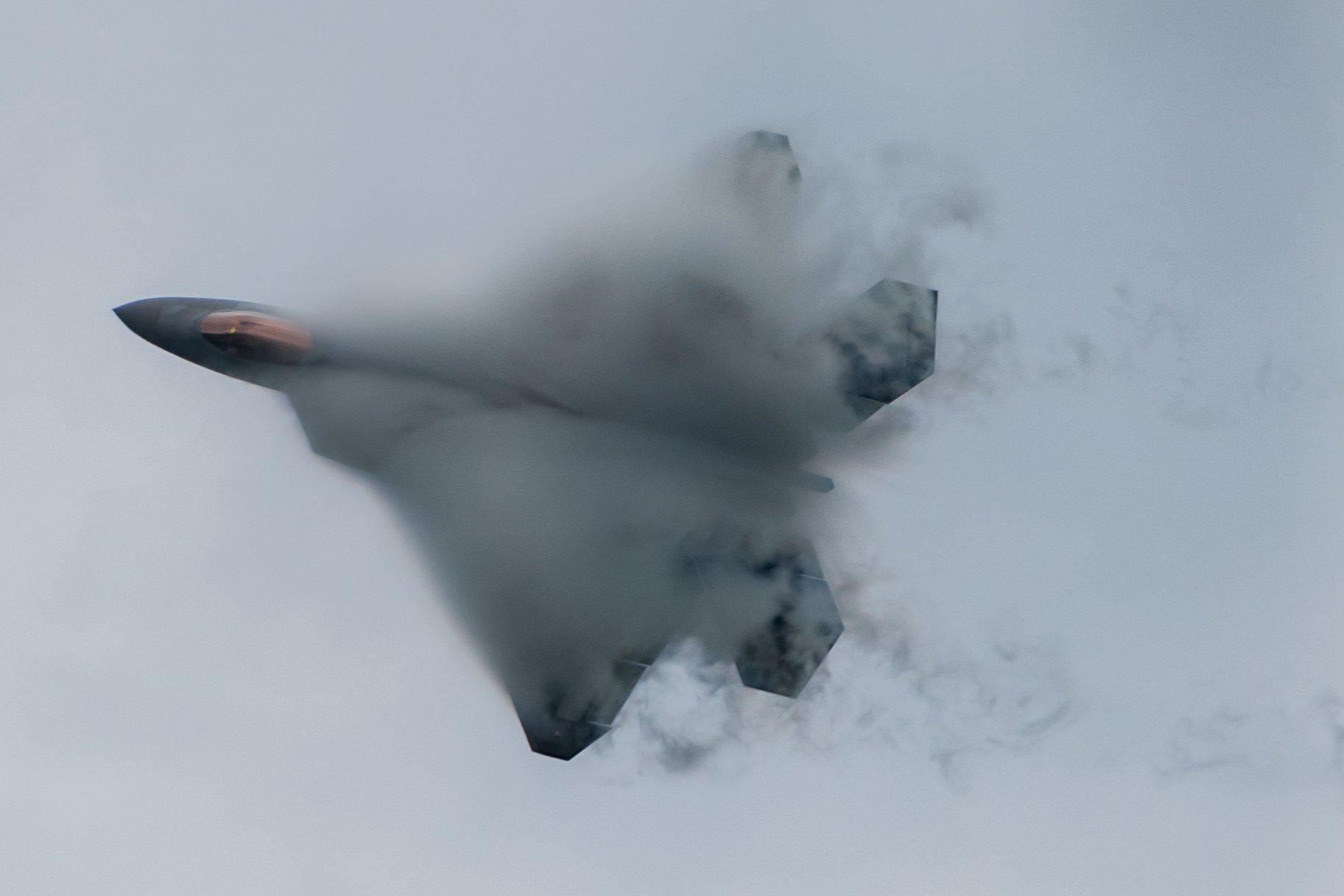 美方再度於北美上空發現不明飛行物，出動F-22戰機擊落。（示意圖，翻攝自U.S. Department of Defense (DoD)臉書）