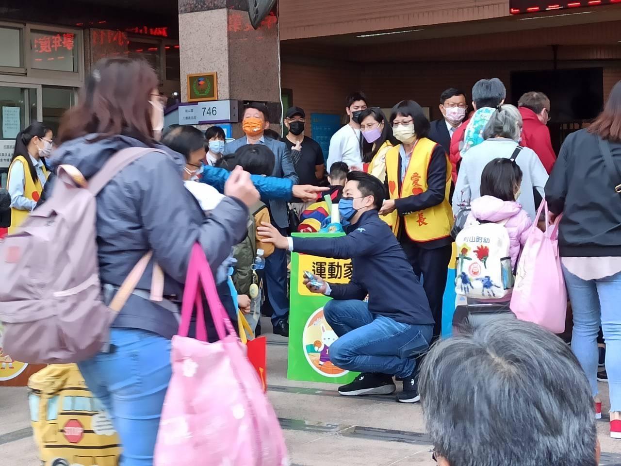 台北市長蔣萬安（圖中）在開學日赴校園，與警方一同宣導道安、校安。（松山分局提供）