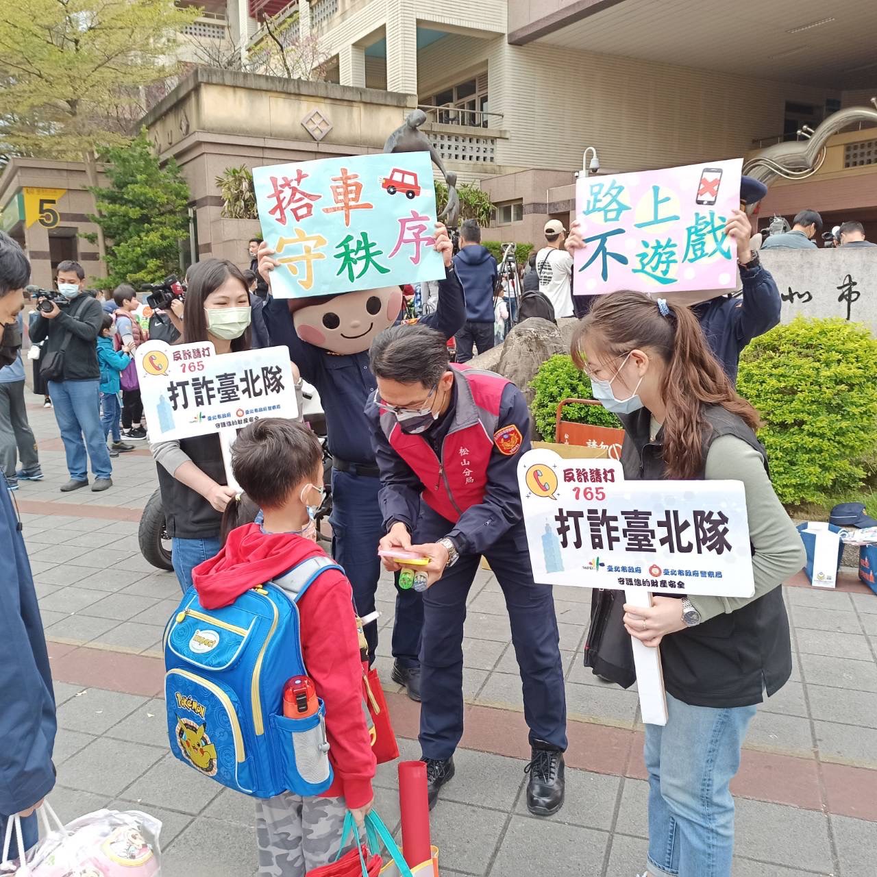 松山警分局為加強轄區交安與校安,在校門口對學生宣導。(松山分局提供)