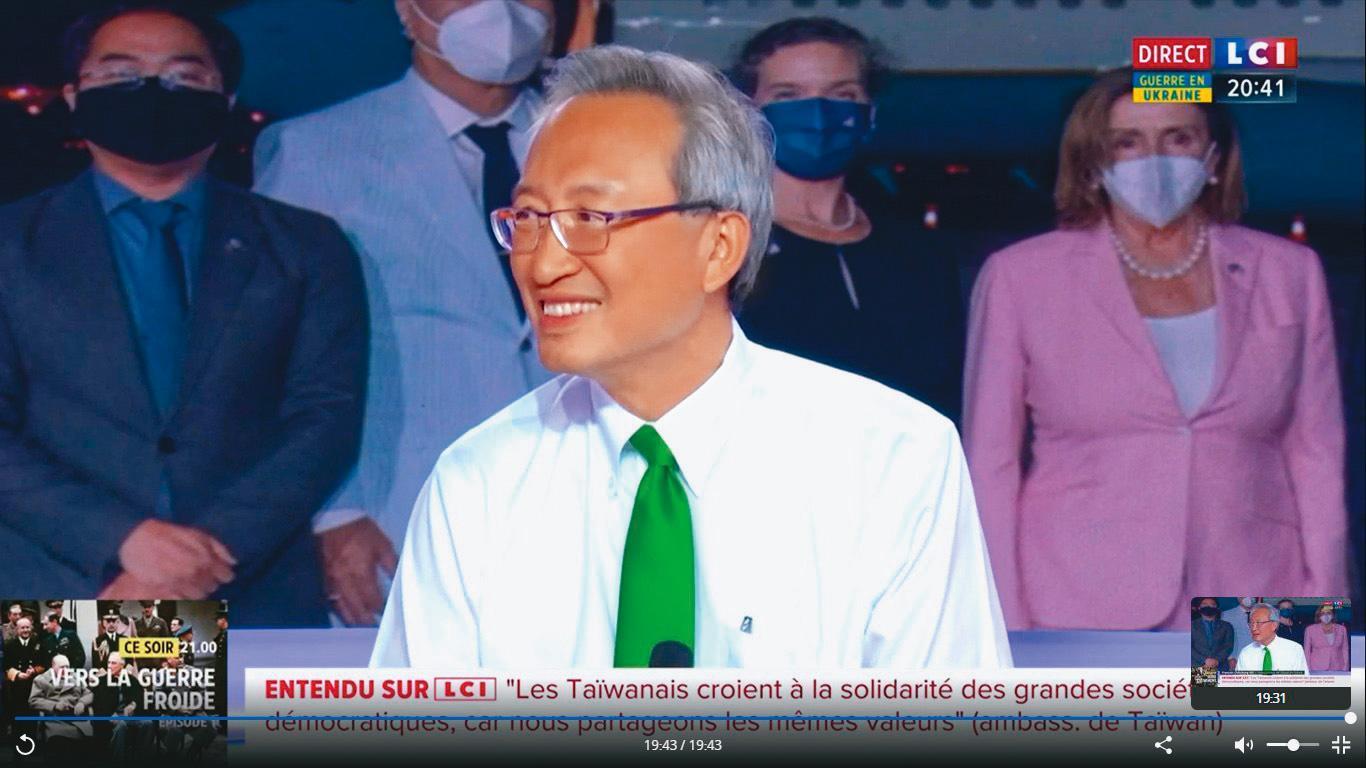 去年8月吳志中頻繁受訪，他平常累積大量台法文化、政治相關資訊，即使節目未提供訪綱，仍應答如流。（翻攝網路）