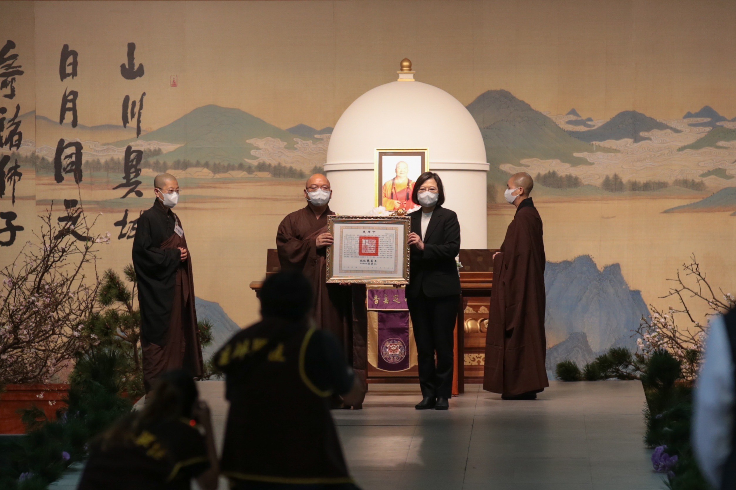 蔡英文赴星雲大師圓寂讚頌典禮，全程不發一語，現場氣氛莊嚴。