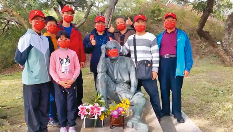 台灣人民共產黨將五星旗口罩戴上八田與一銅像，涉違反《社會秩序維護法》，徐安傑承審該案，卻在判決書寫上自己對政局看法，引起法界議論。（翻攝張崇孟臉書）