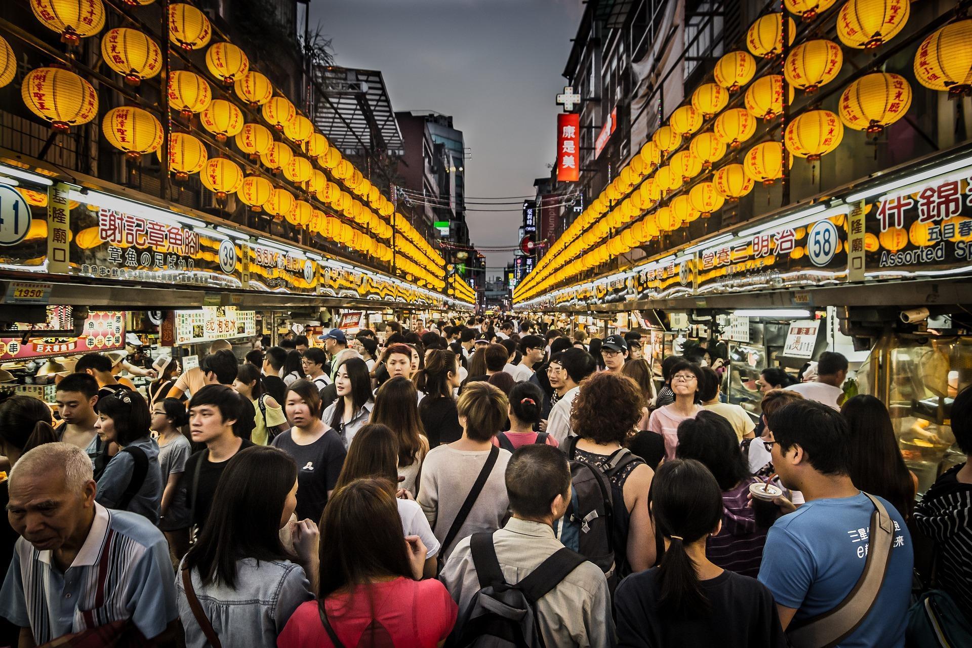 過去逛夜市都能吃到平價美食、遊戲,不過近年來通膨嚴重,連帶平價夜市花費也跟著「漲」。(翻攝自pixabay)