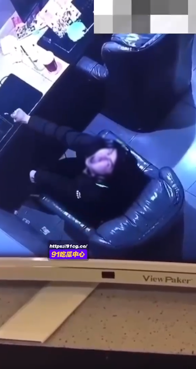 男子疑似想要伸懶腰，卻出軌詭異行為，面目猙獰仰天開口。（翻自《91吃瓜中心》）