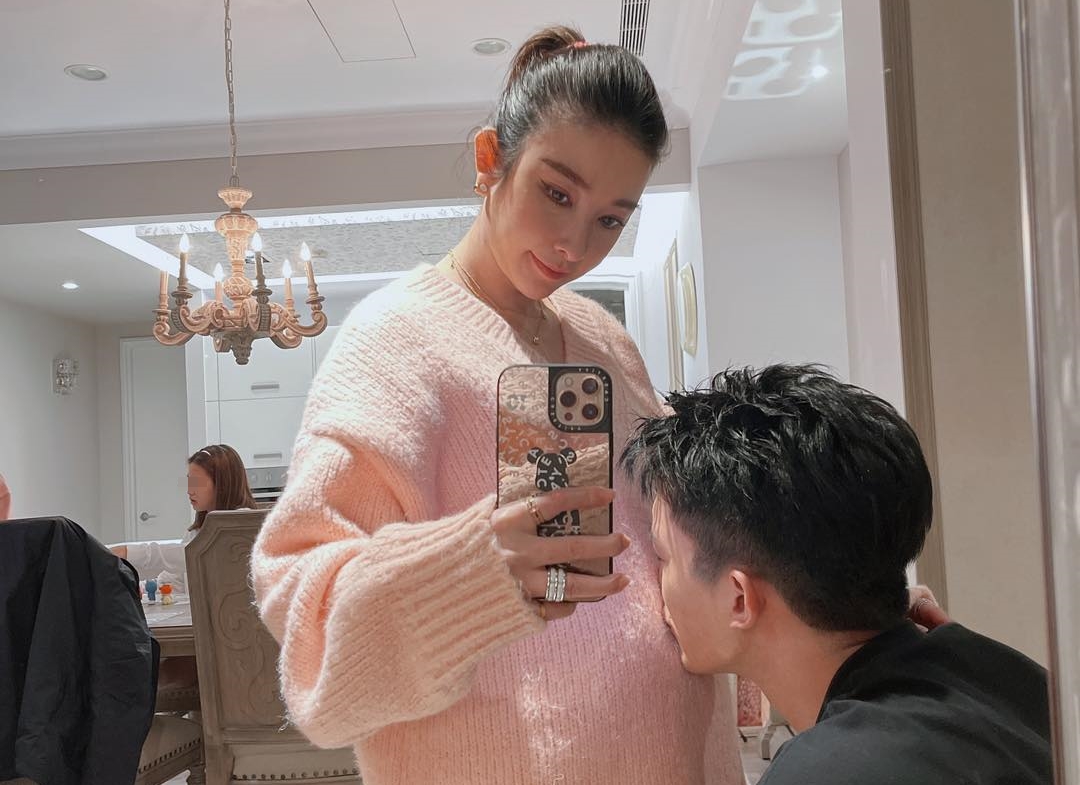 許維恩懷上寶寶，孕肚特別明顯。（翻攝自許維恩臉書）