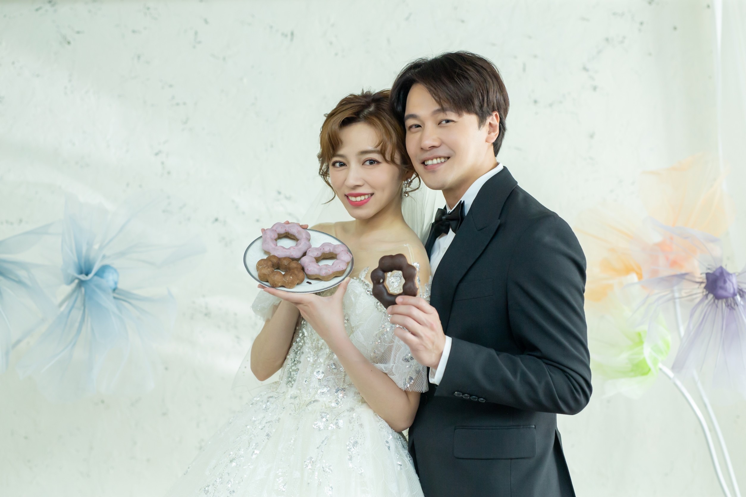 王瞳跟黃文星為《市井豪門》拍攝商品宣傳照。（民視提供）