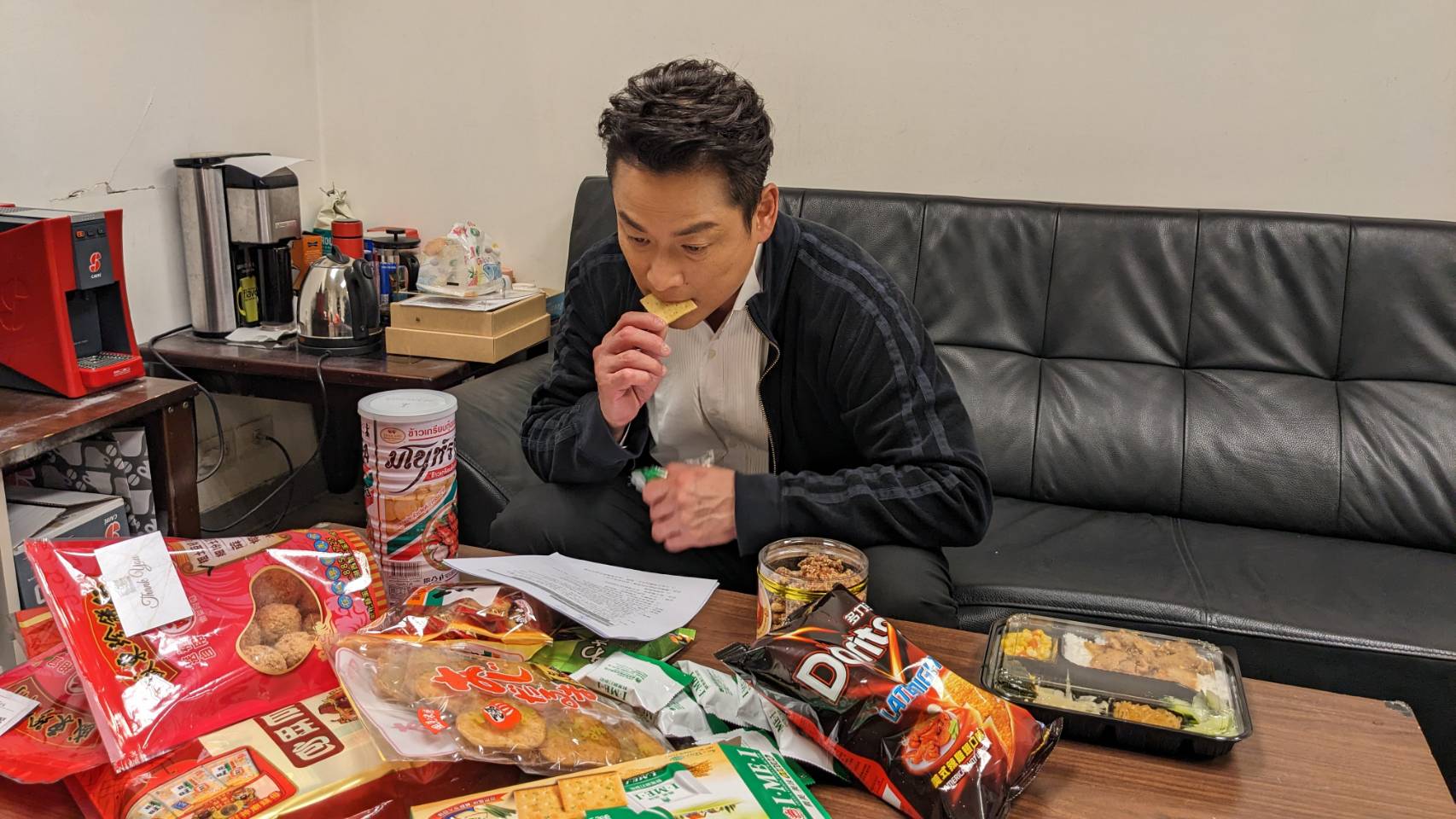 江宏恩拍戲時會準備許多零食。（IVENOR提供）