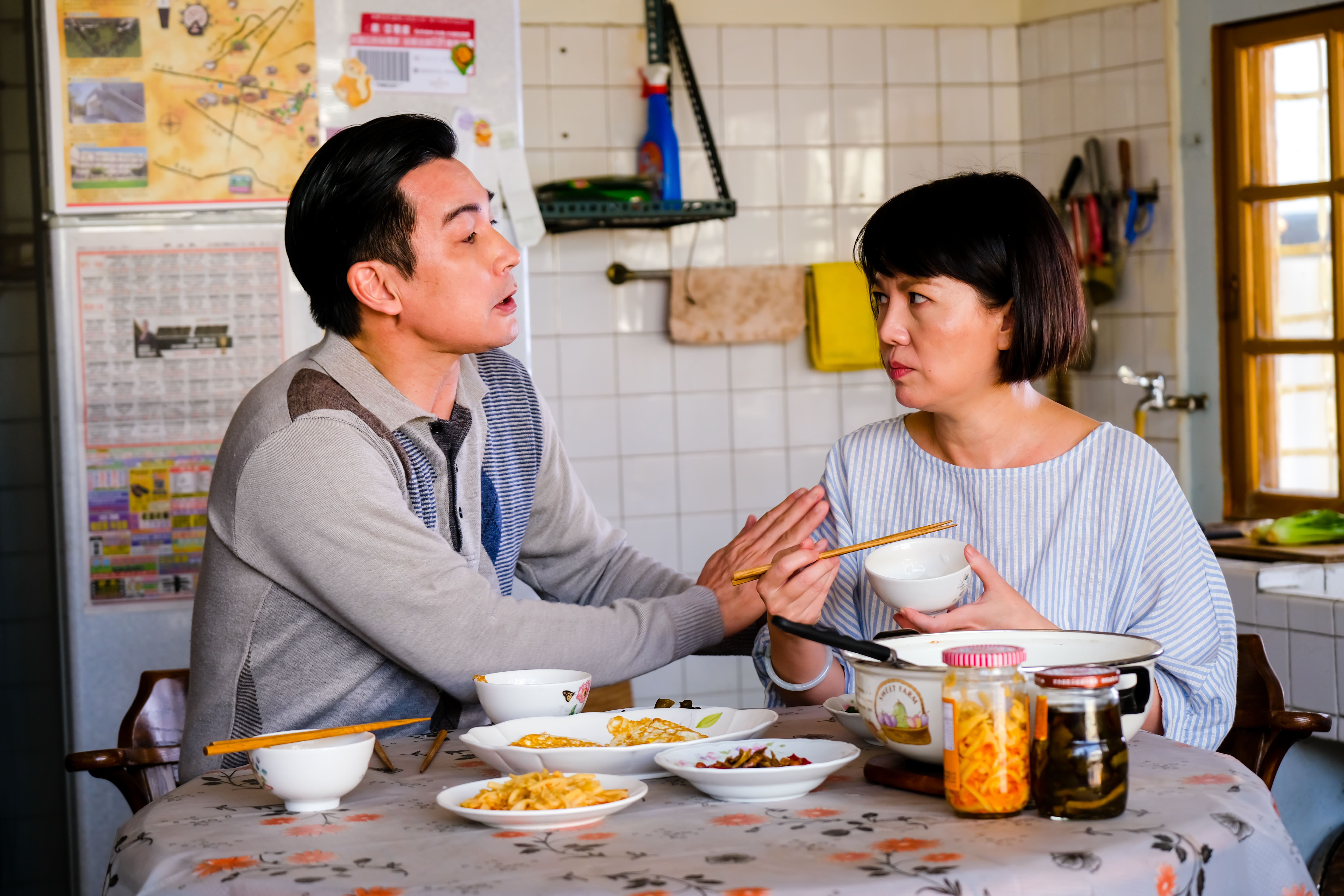 伊正、苗可麗（右）在《再見之後》劇中，嘗試新角色新風格。（華視提供）