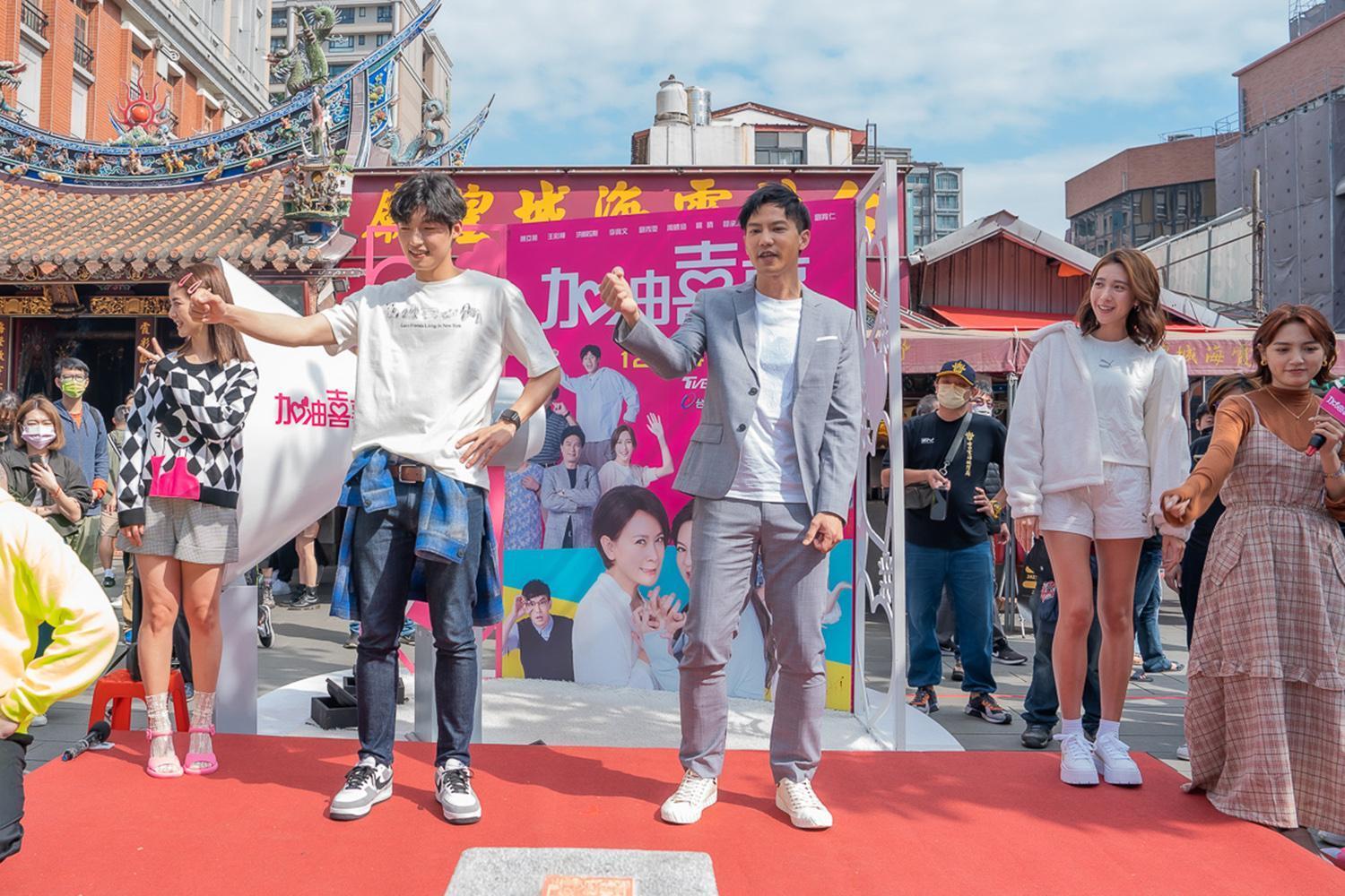劉育仁(左二) 與鄒承恩舞蹈挑戰喊太難了。(TVBS提供)