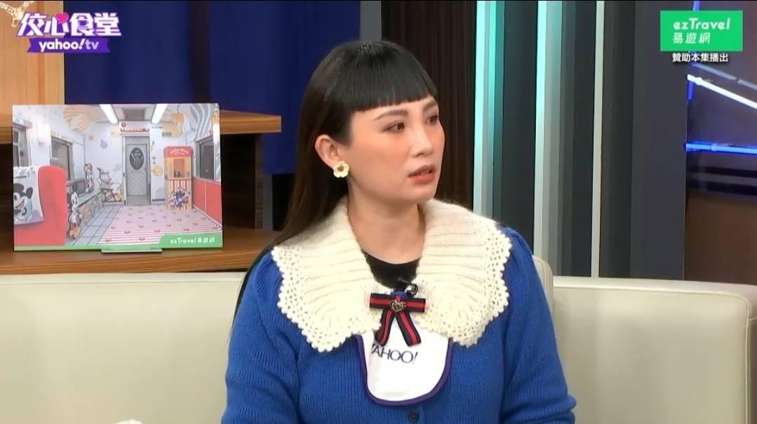 說到許光漢，魏如萱立刻唱起歌來。（Yahoo TV《佼心食堂》提供）