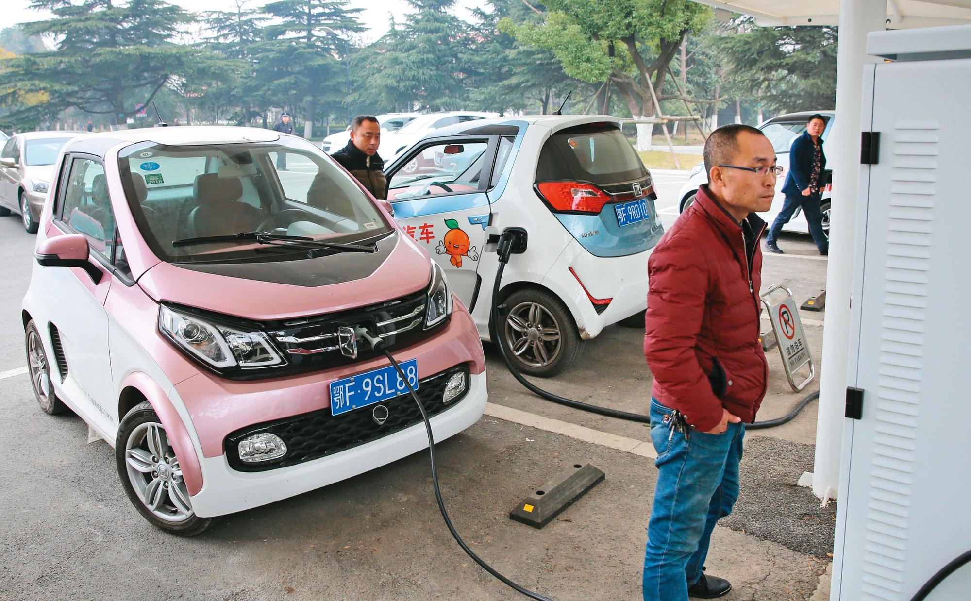 中國相關儲能、電動車、電池產業，備受中國公私募基金關注。（東方IC）