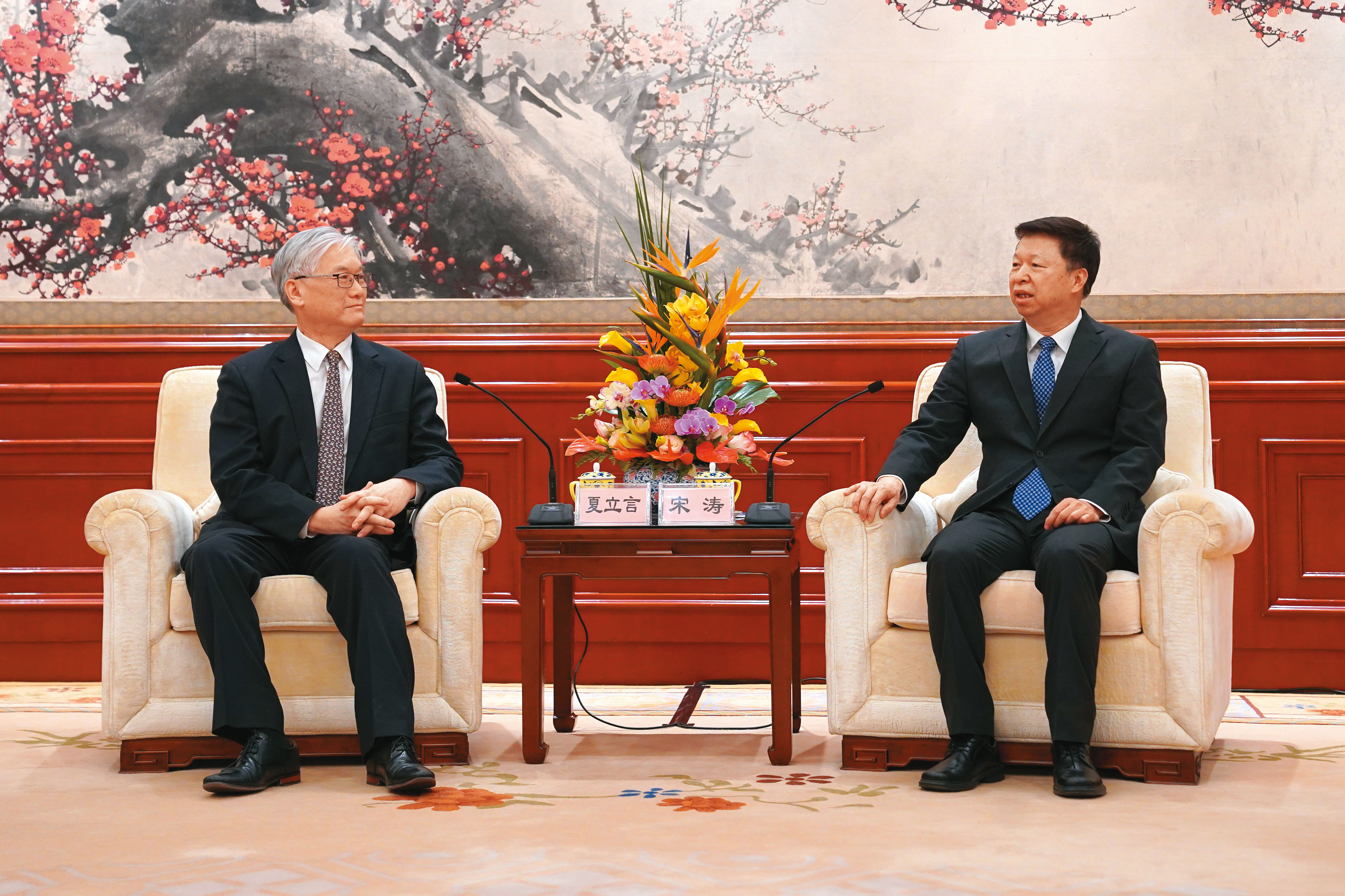 國民黨副主席夏立言（左）與大陸國台辦主任宋濤（右）會面。姑且不論成效如何，這次夏立言訪中至少有一個重要的意義，國民黨重新回到中國共產黨、民進黨、與國民黨的三角關係中。（國民黨提供）