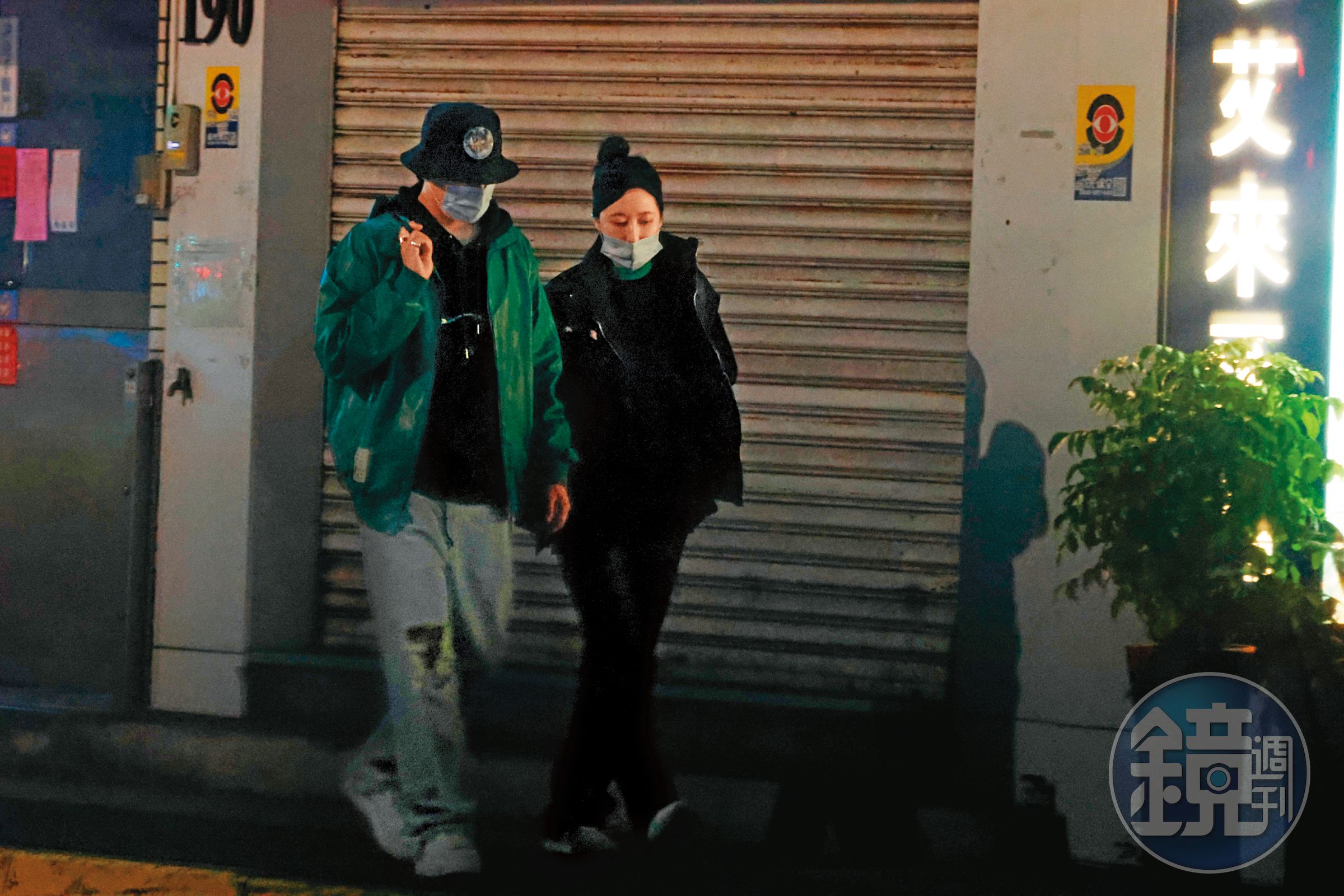 2/8,22:29,林哲熹的住處離姚愛寗家僅2分鐘腳程,這時小倆口才重享二人世界,散步回家。