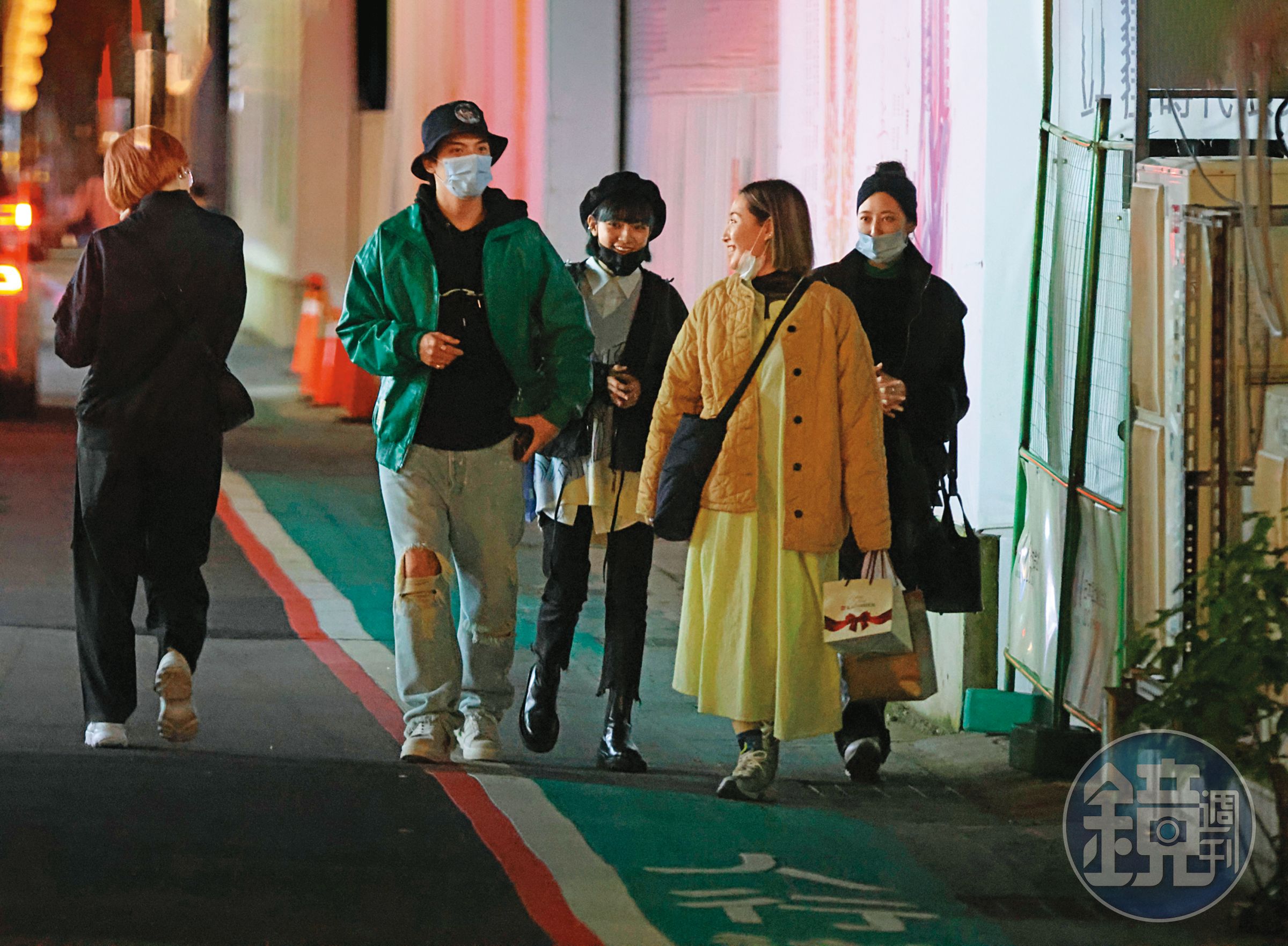 2/8,22:00,吃完散場搭捷運路上,林哲熹(左起)與姚愛寗一路「行作伙」,金髮女與Cindy另成一組。