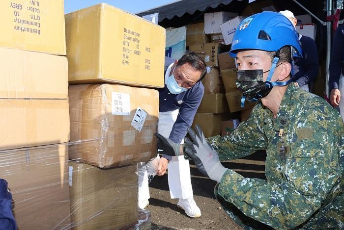 軍方與民間通力合作之下，加速將民眾的愛心捐輸至土國震後災民手上，度過難關。（慈濟基金會提供）