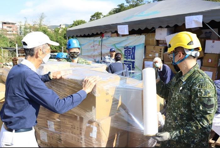 塑膠膜一圈一圈包覆牢固避免物資散落。（慈濟基金會提供）