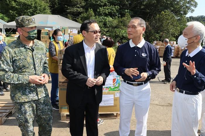 外交部亞西及非洲司司長賀忠義（左二）、慈濟基金會顏博文執行長（右二）至內湖現場向國軍支援的弟兄表達感恩。（慈濟基金會提供）