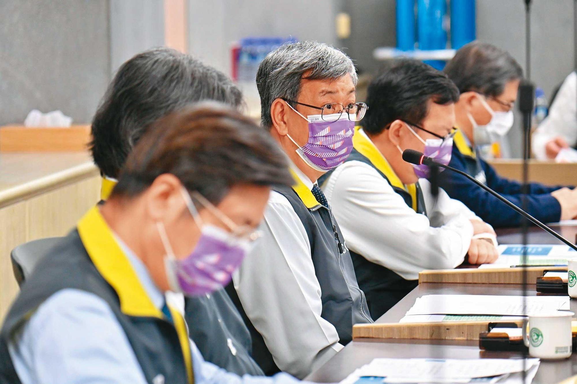 陳建仁是公衛專家,他上任後第一個視察行程,是到防疫指揮中心了解防疫政策現況。(行政院提供)