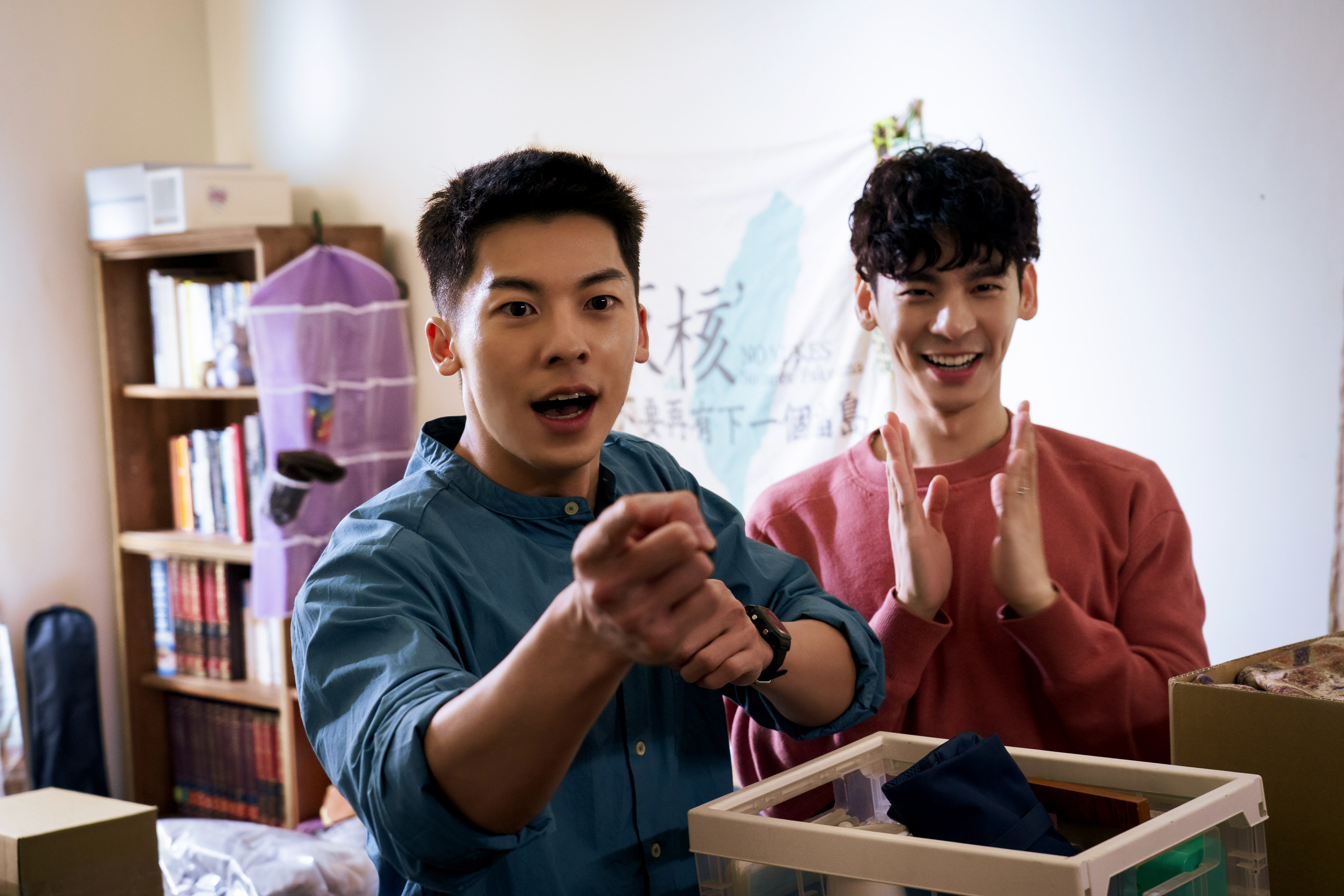 許光漢（左）與林柏宏（右）在片中火花四射，CP感十足。（金盞花大影業提供）