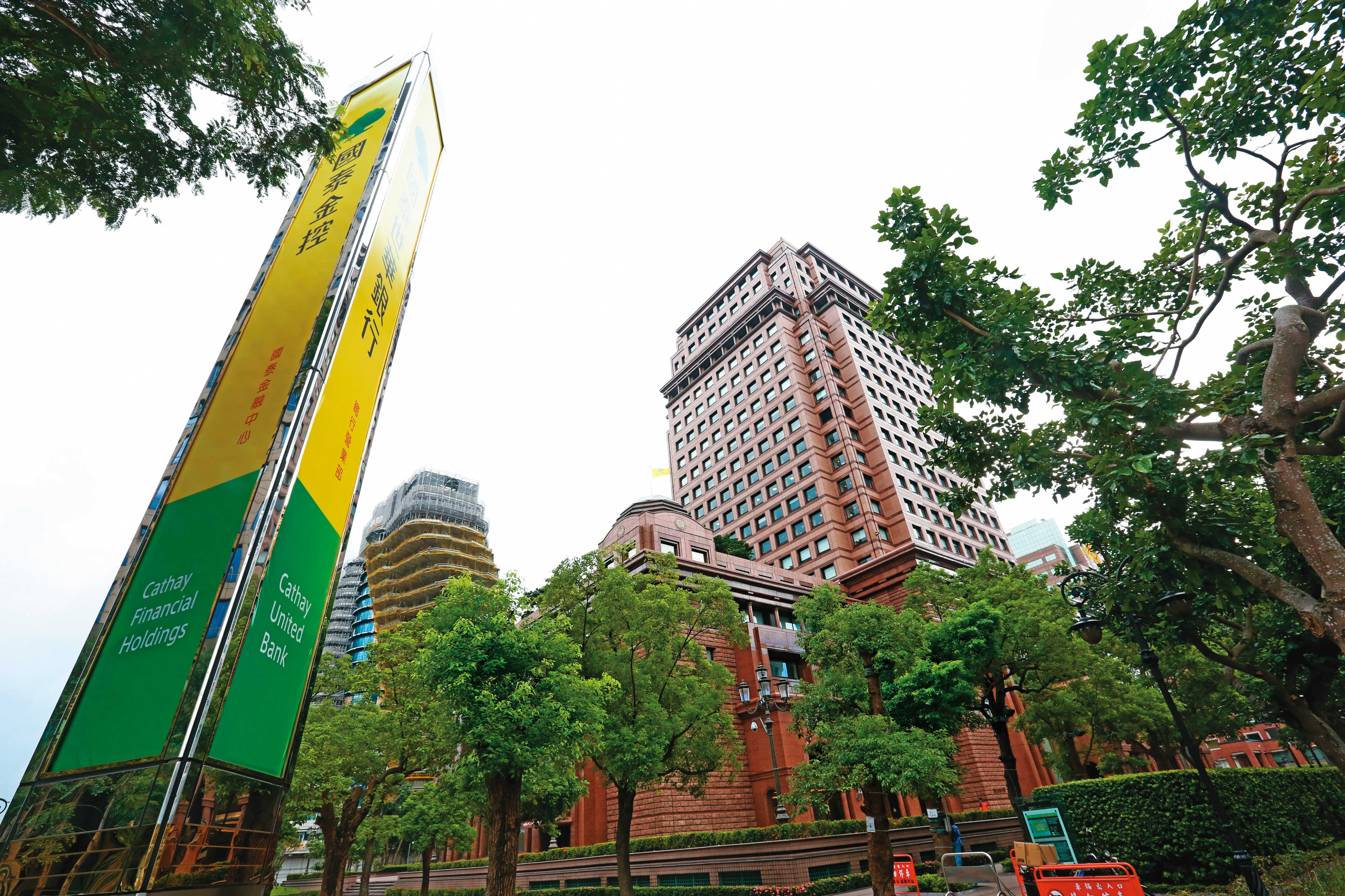 國泰金去年因壽險、產險雙重挫，獲利較前年大減逾七成。